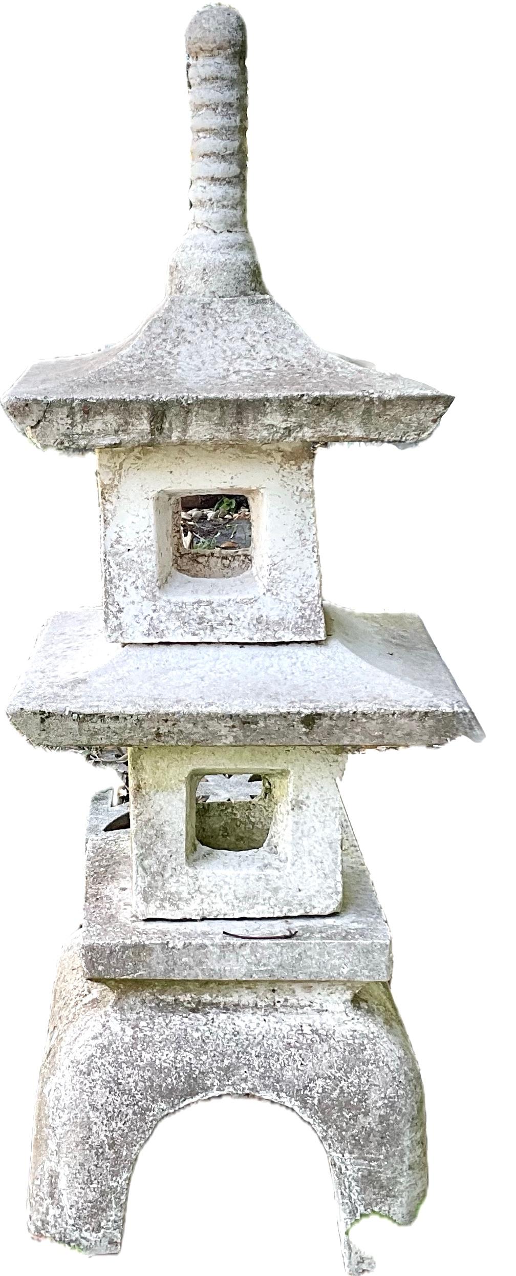 Béton Pagodes de jardin en pierre moulée, la paire en vente