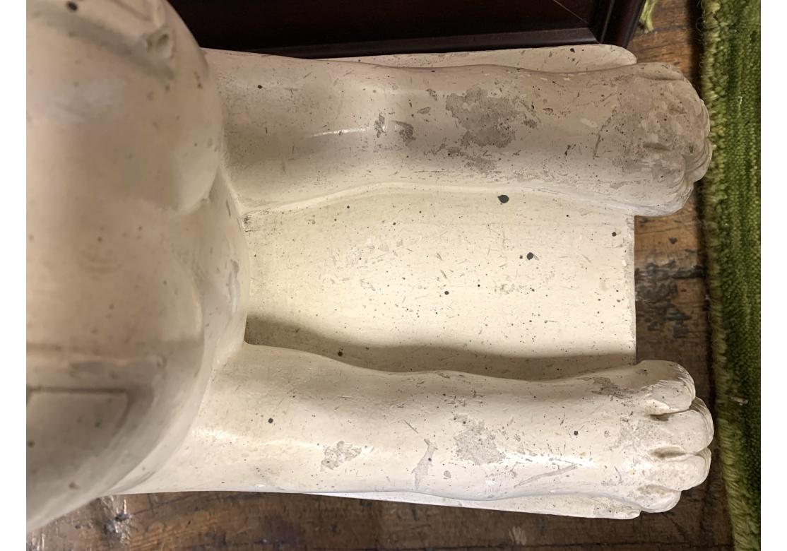 Statua doppia di sfinge in gesso dipinto di ispirazione greca in vendita 3