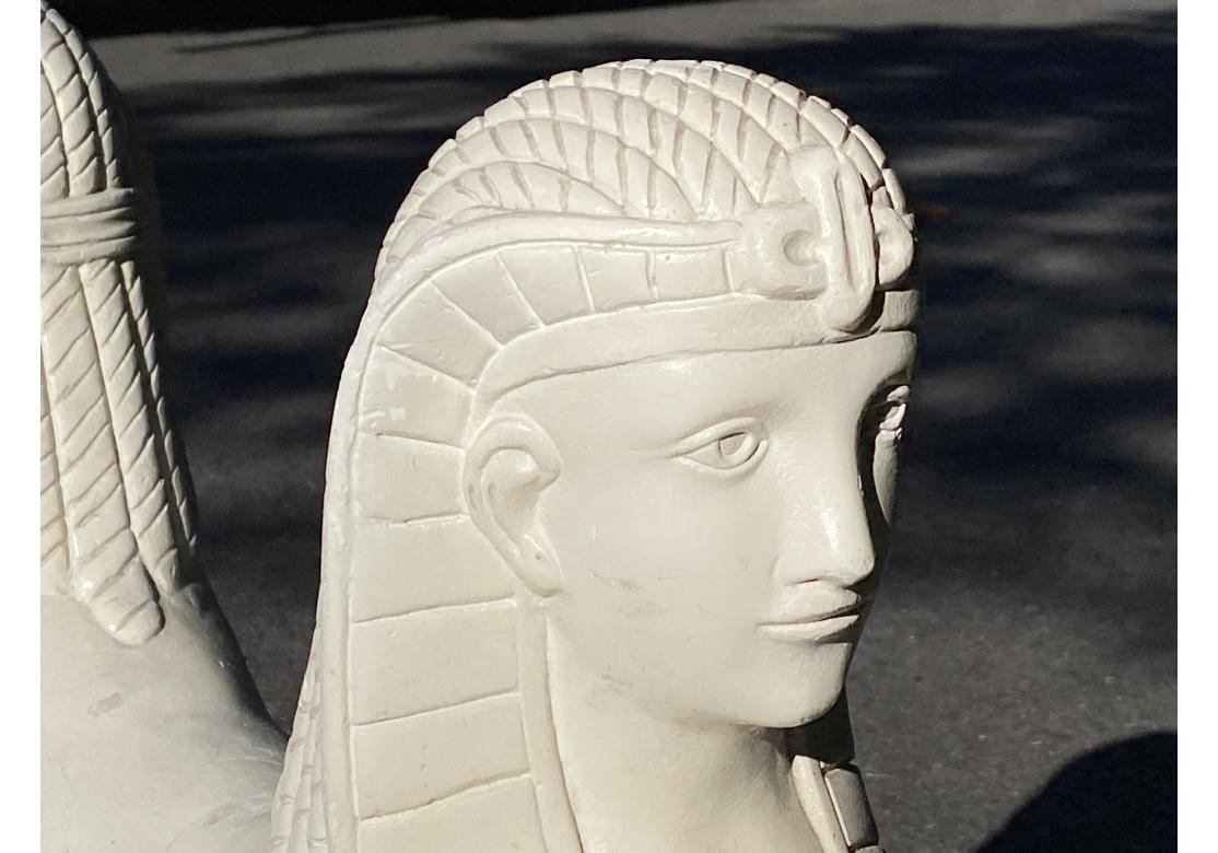 Hollywood Regency Statua doppia di sfinge in gesso dipinto di ispirazione greca in vendita