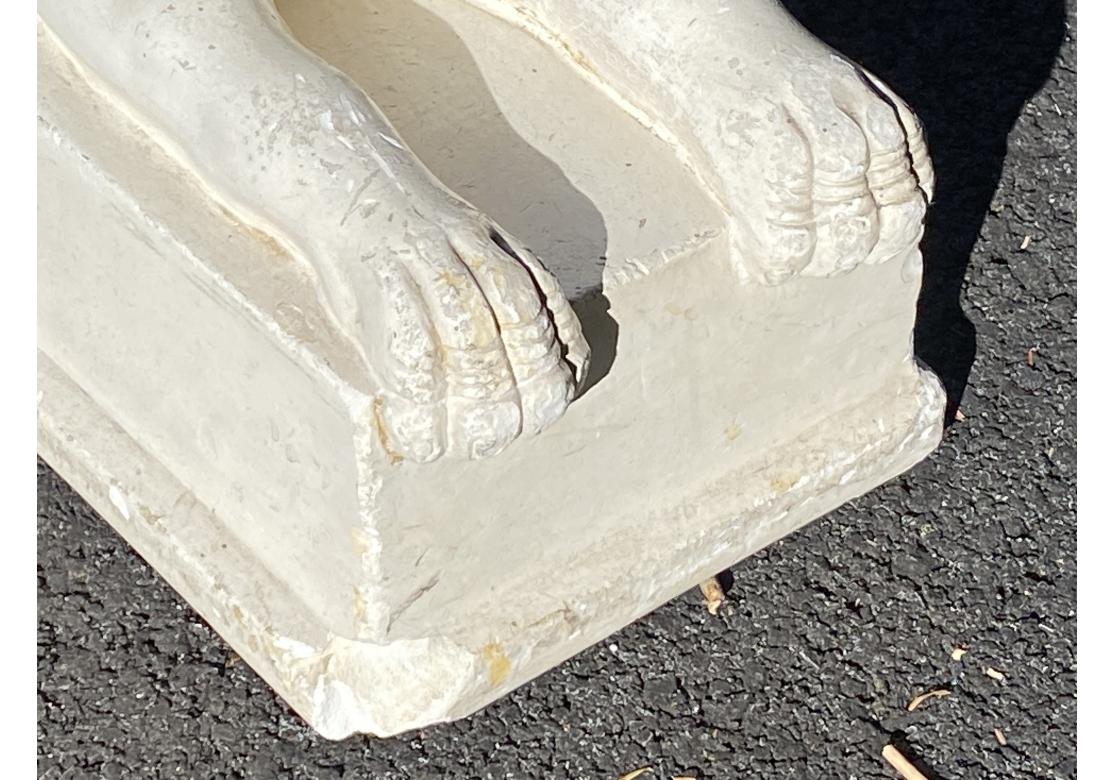 Dipinto Statua doppia di sfinge in gesso dipinto di ispirazione greca in vendita