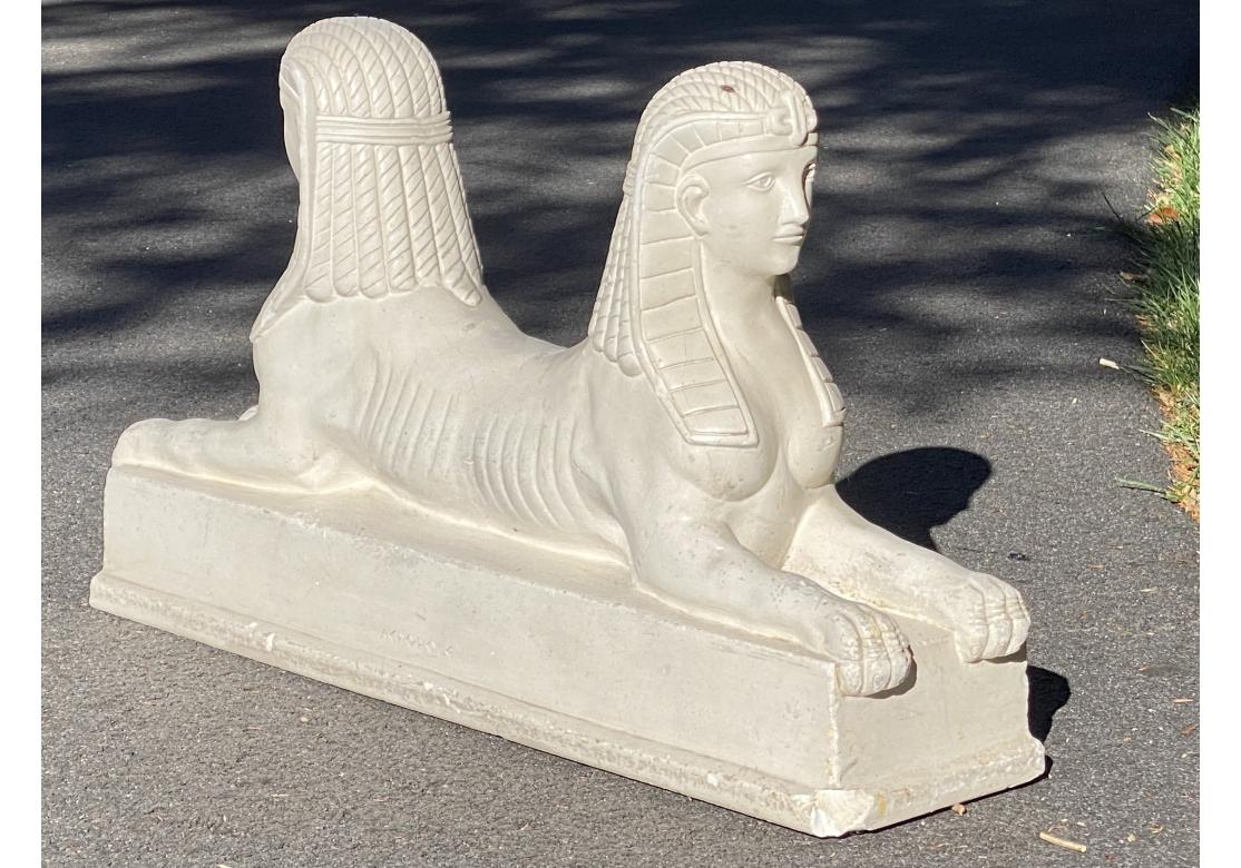XX secolo Statua doppia di sfinge in gesso dipinto di ispirazione greca in vendita