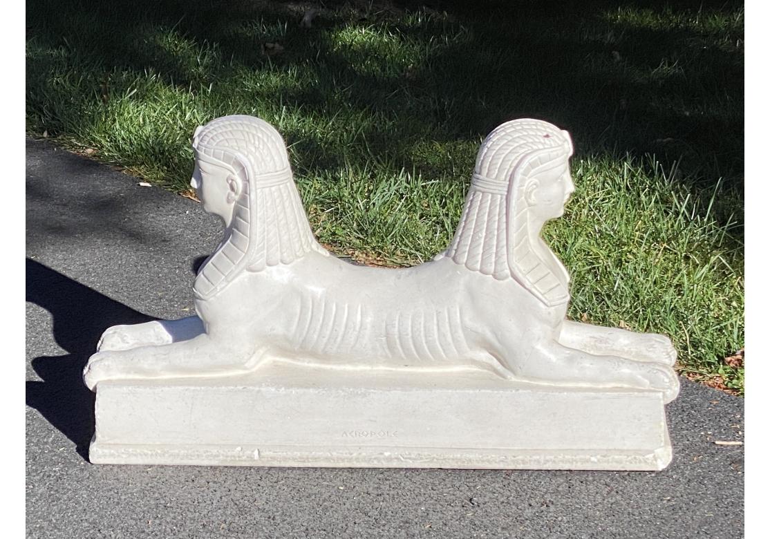 Intonaco Statua doppia di sfinge in gesso dipinto di ispirazione greca in vendita