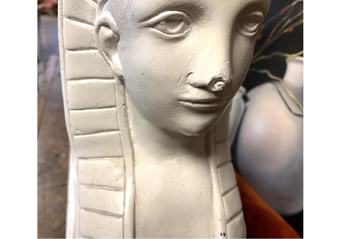 Statua doppia di sfinge in gesso dipinto di ispirazione greca in vendita 2