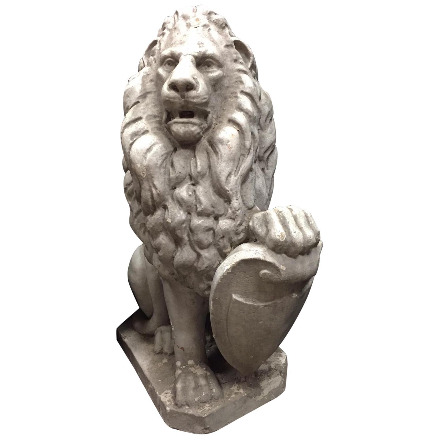 Lion en pierre moulée avec bouclier