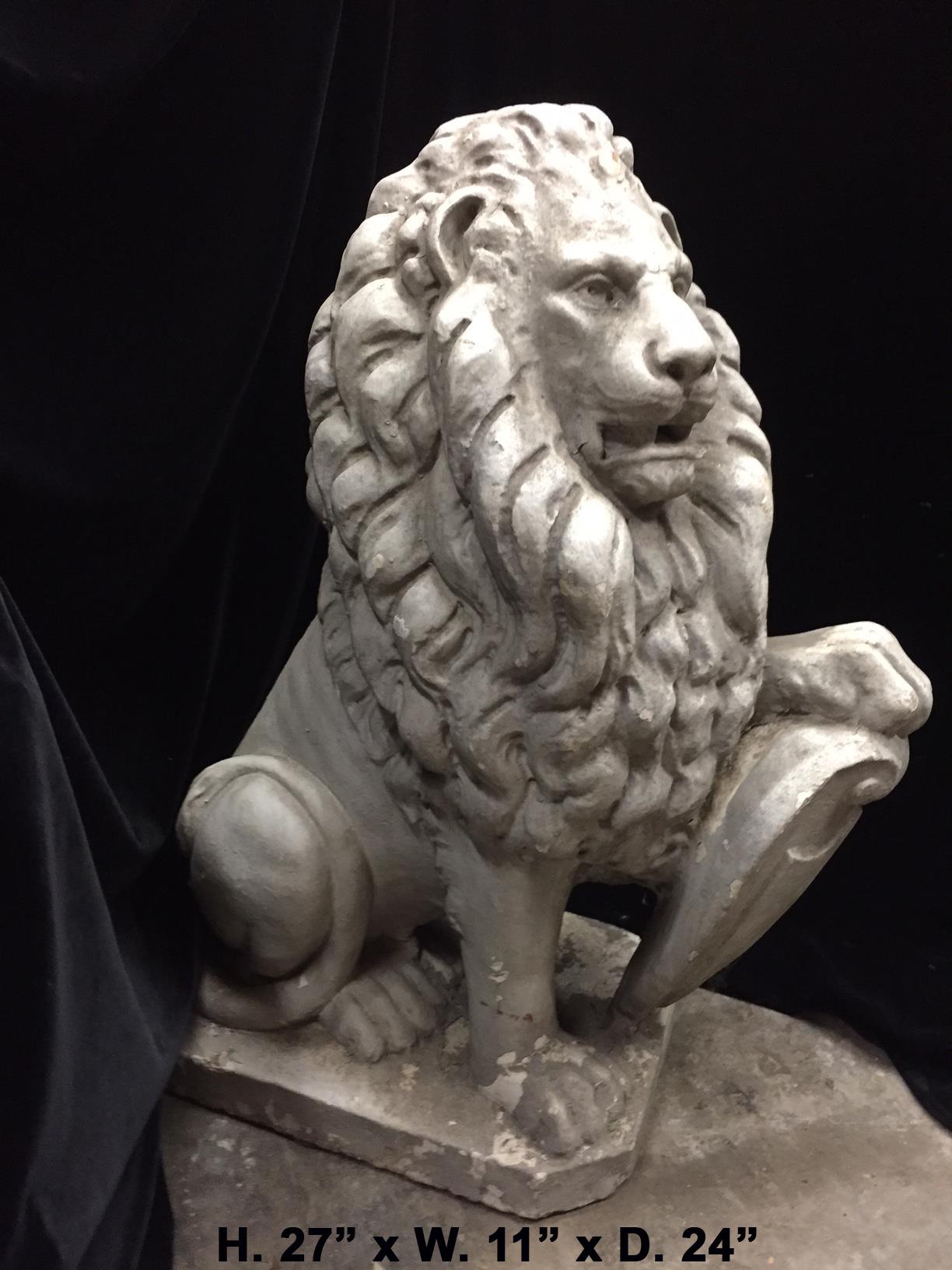 Magnifique lion en pierre moulée de style anglais avec bouclier,
20e siècle.
L'ensemble est joliment détaillé.
Peut être utilisé comme pièce de charme pour décorer le jardin.