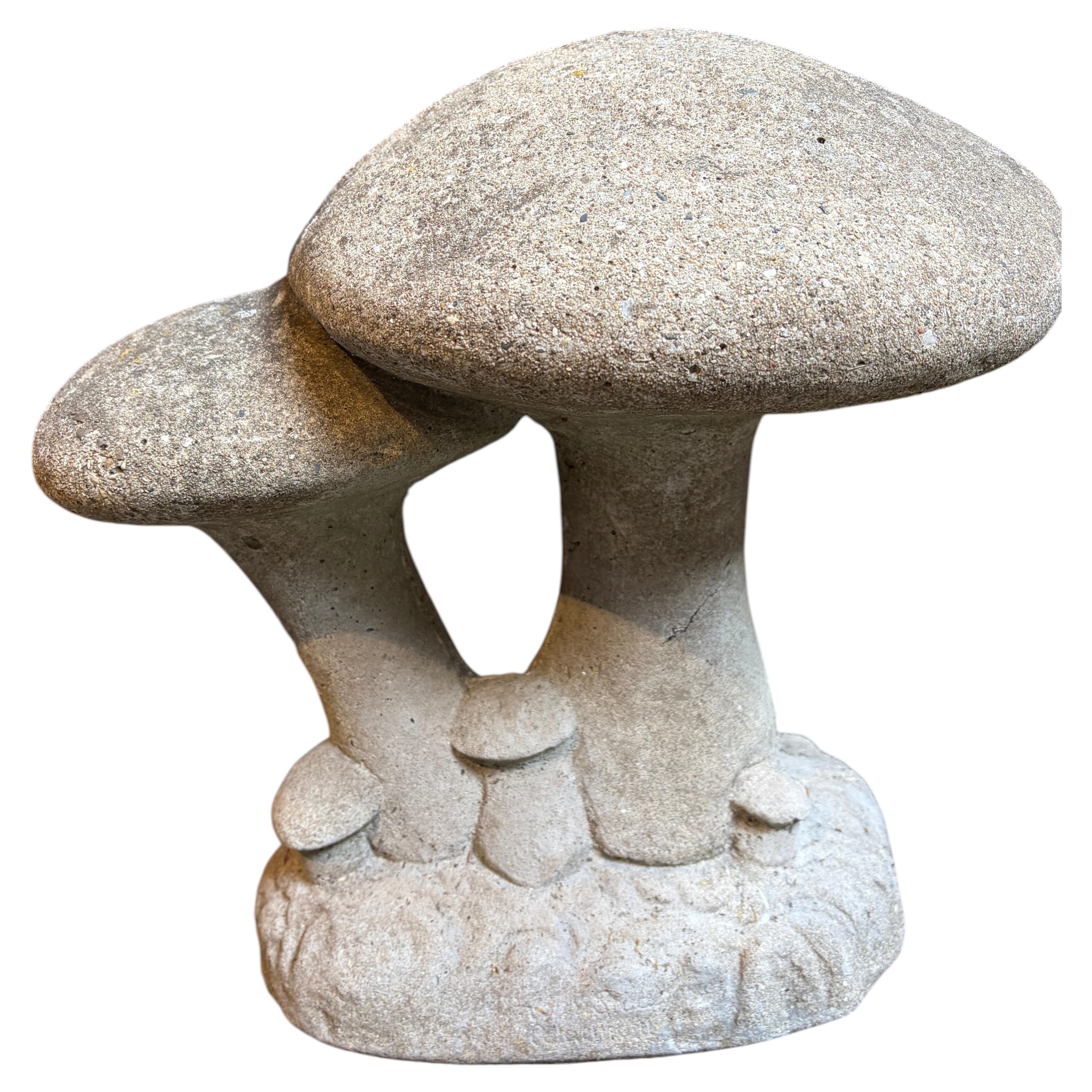 Sculpture de jardin en forme de champignon en pierre moulée, début du XXe siècle