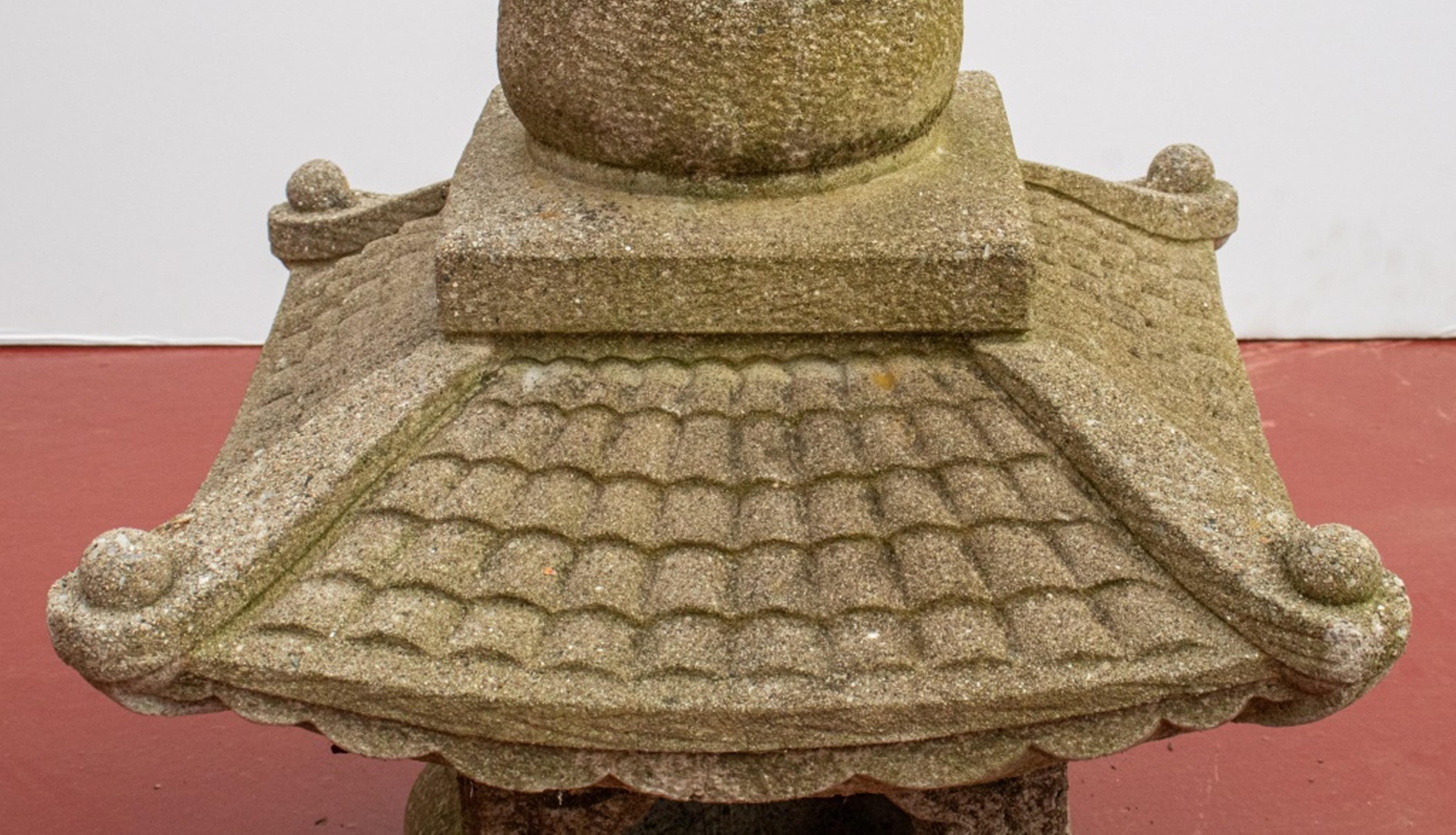 Asiatique Ornement de jardin pagode en pierre moulée en vente