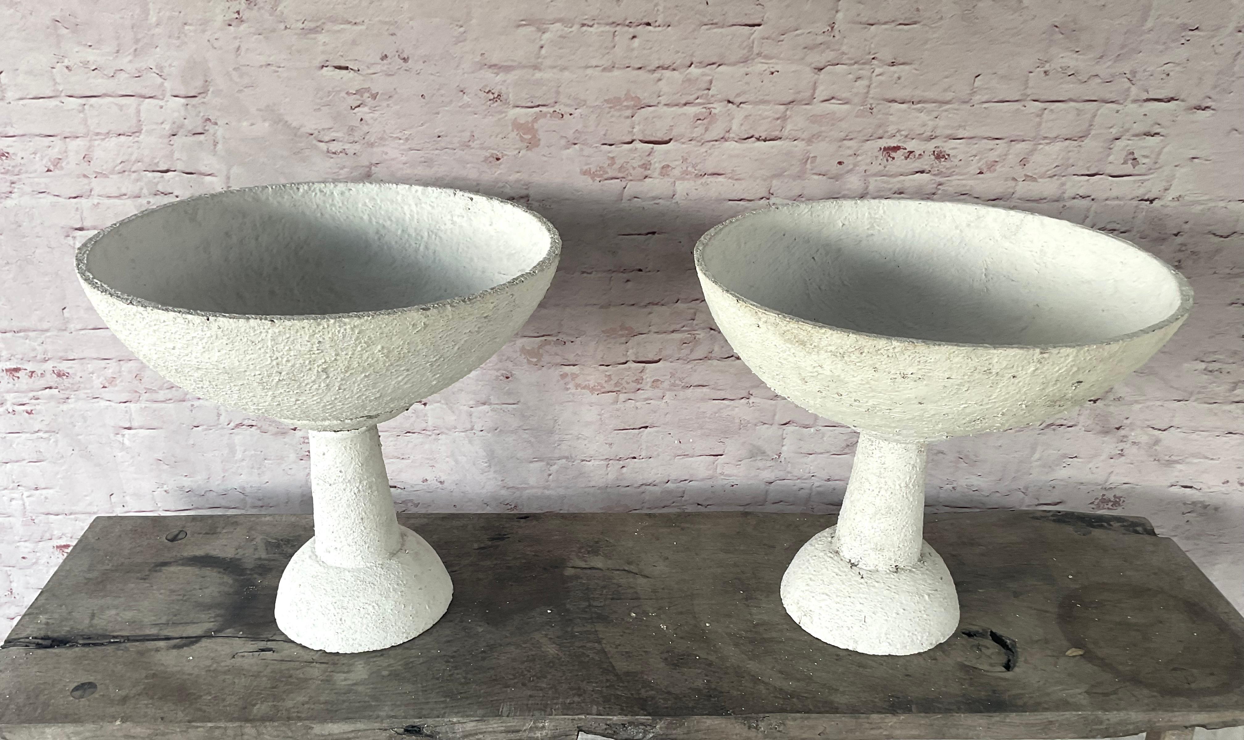 Pareja de maceteros de cerámica y piedra fundida al estilo de Willy Guhl en venta 6