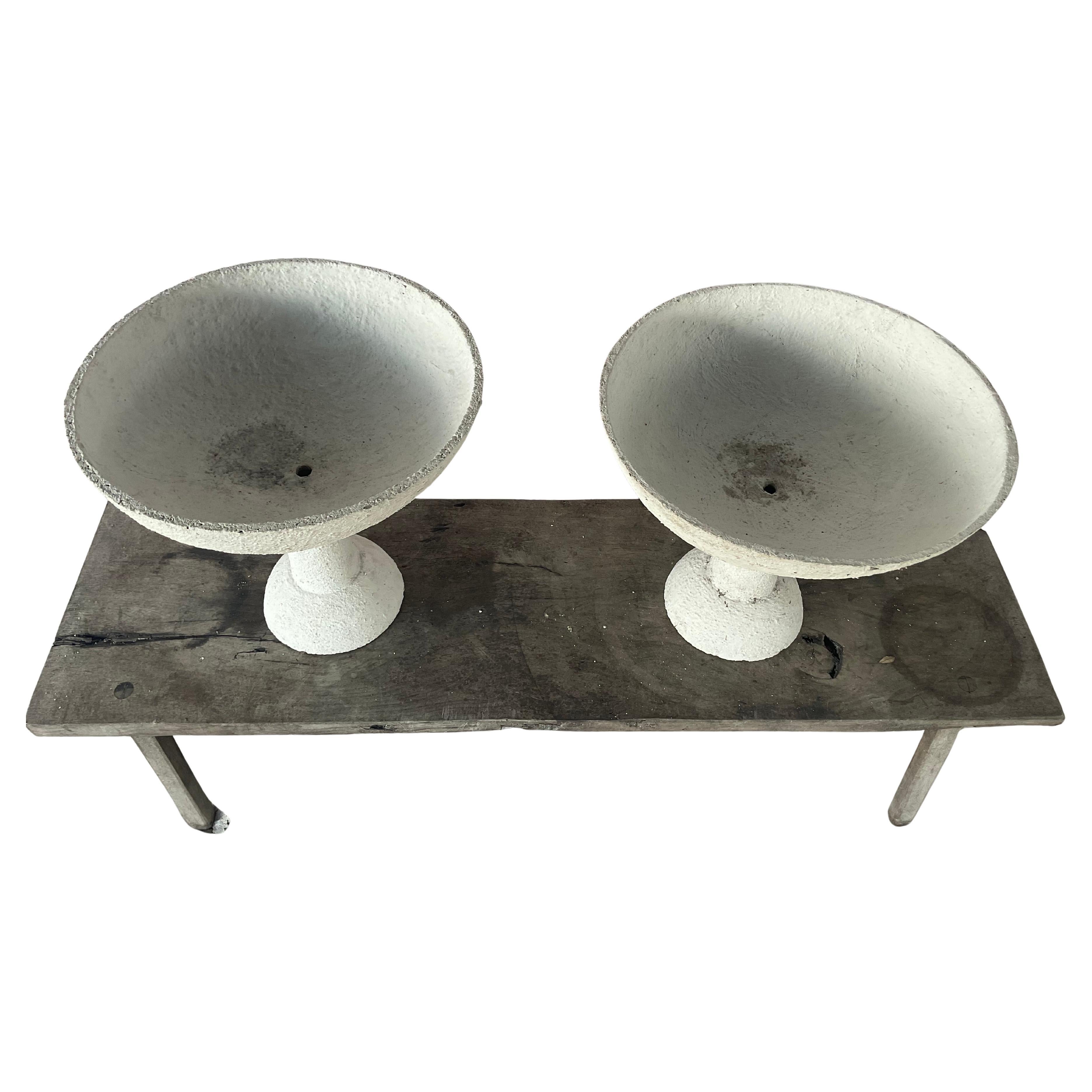 Pareja de Maceteros de Piedra Fundida de Mediados de Siglo. Las macetas presentan las curvas orgánicas y las líneas limpias características del diseñador industrial suizo Willy Guhl. Presentan una pátina natural desgastada, con un envejecimiento