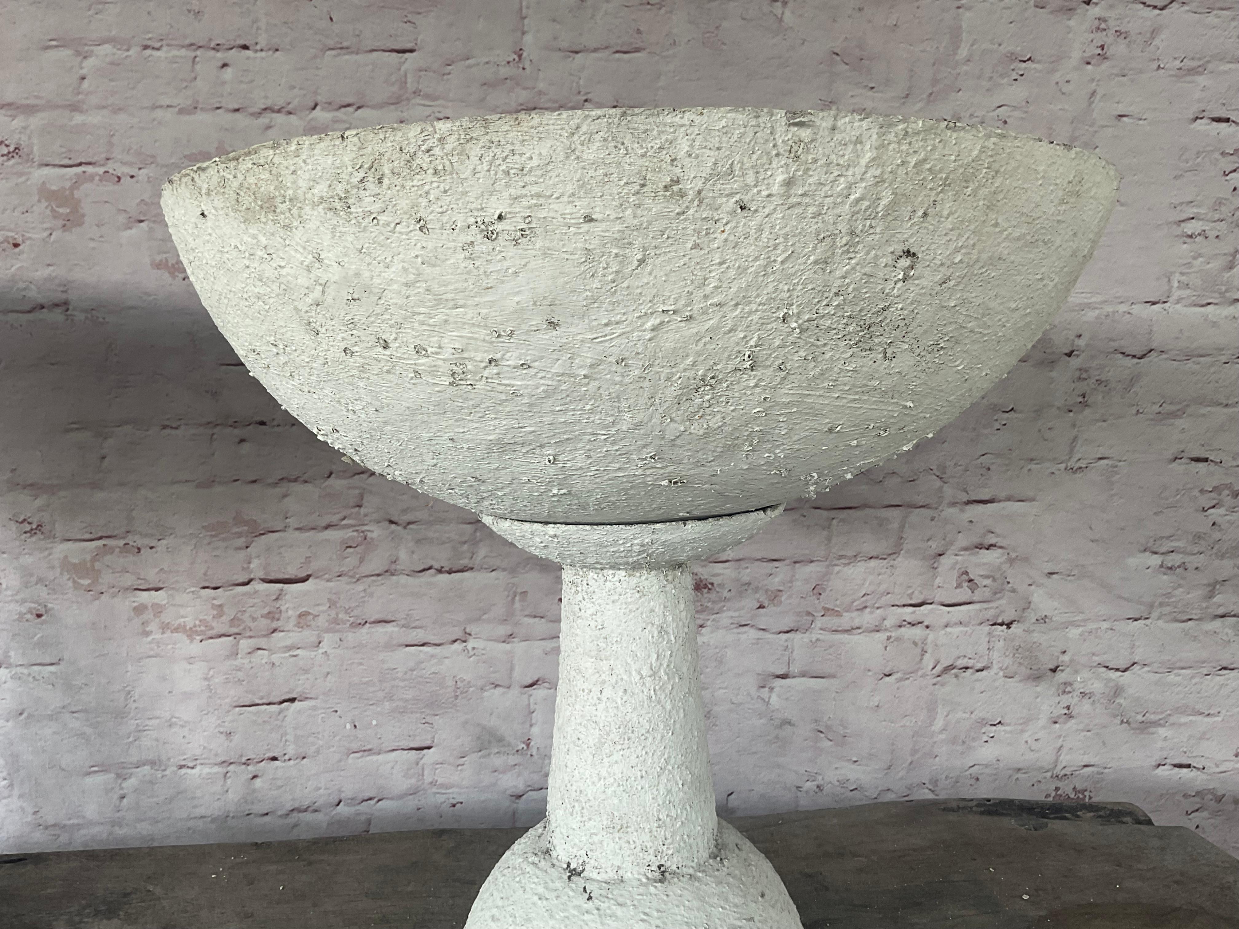 Pareja de maceteros de cerámica y piedra fundida al estilo de Willy Guhl siglo XX en venta