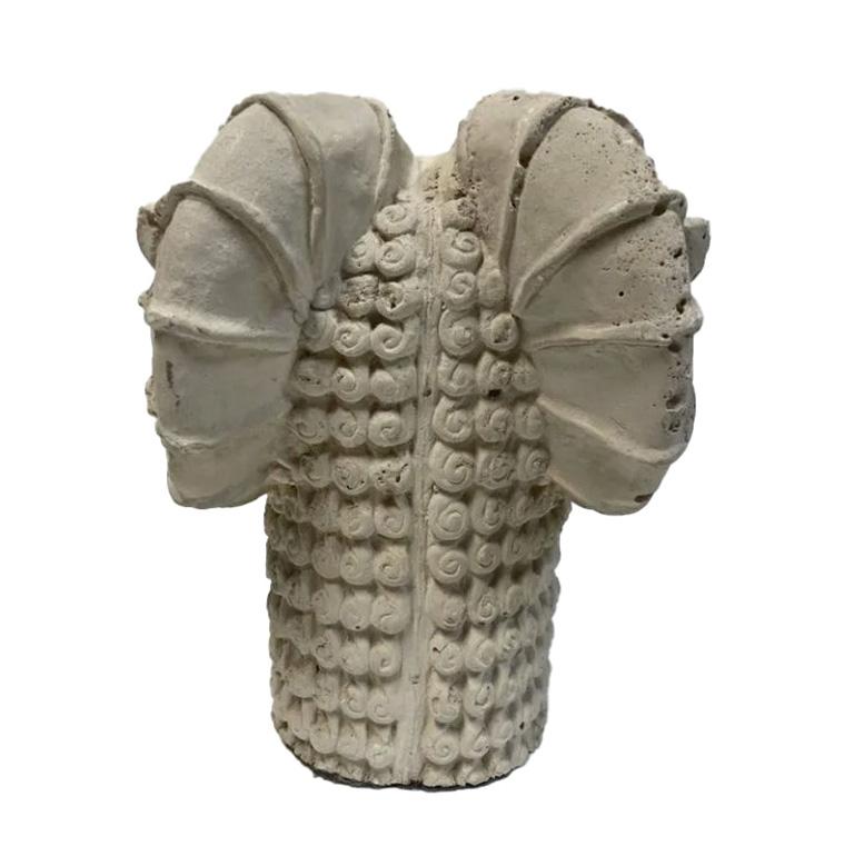 Moulage Sculpture de tête de bélier en pierre moulée en vente