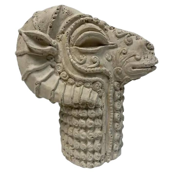 Sculpture de tête de bélier en pierre moulée