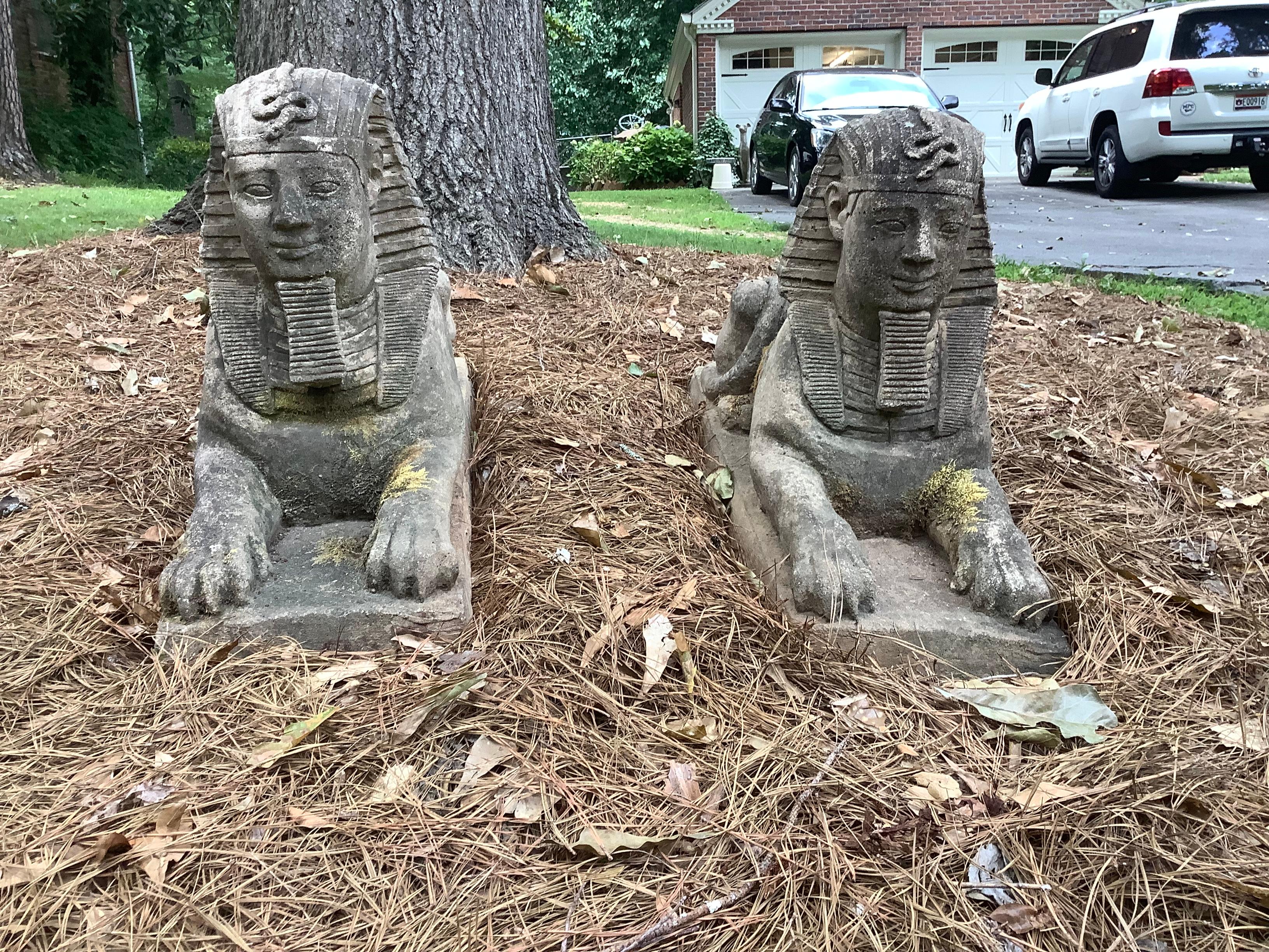 Paire de sphinx en pierre moulée en vente 5