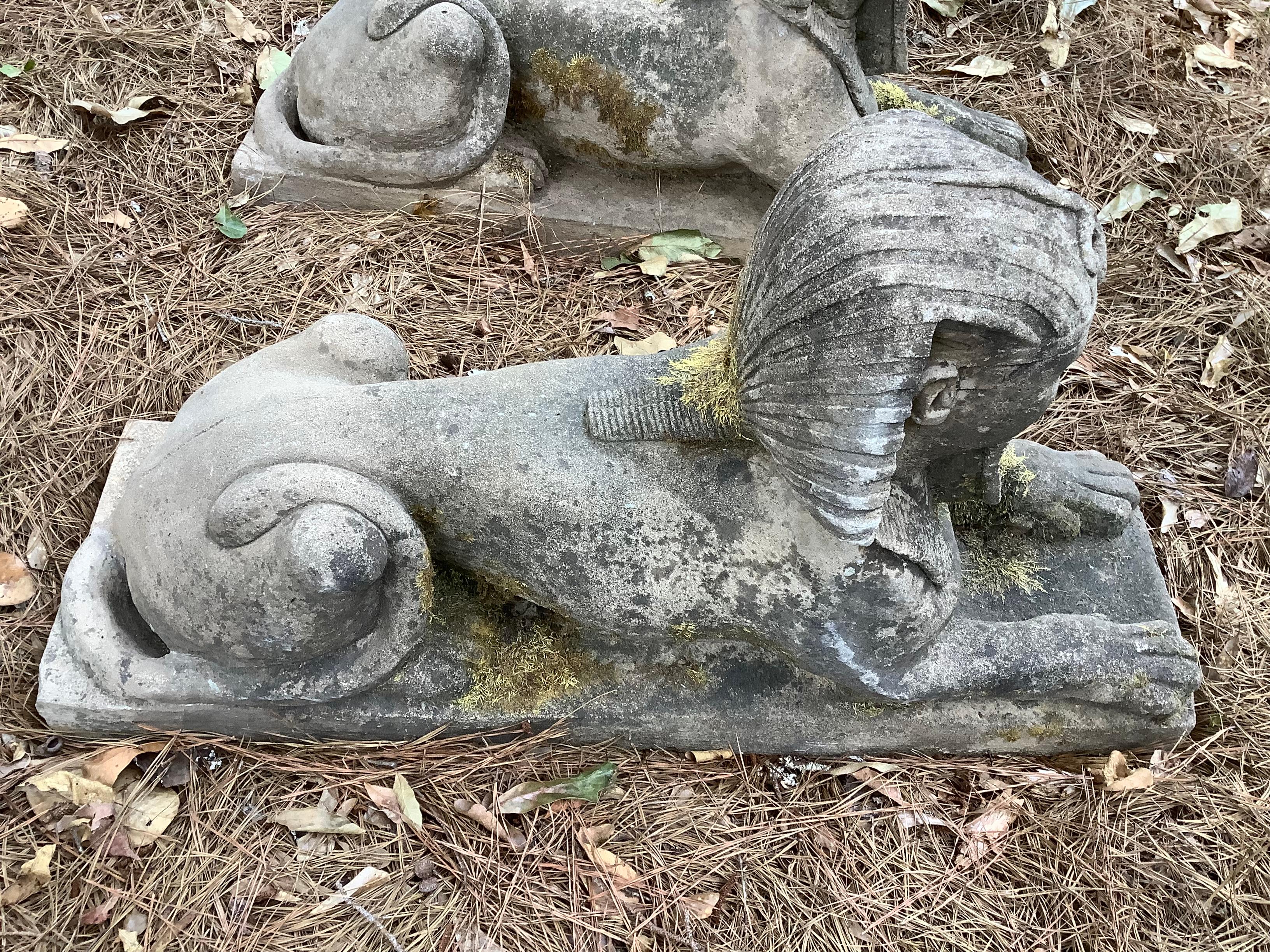 Paire de sphinx en pierre moulée en vente 6