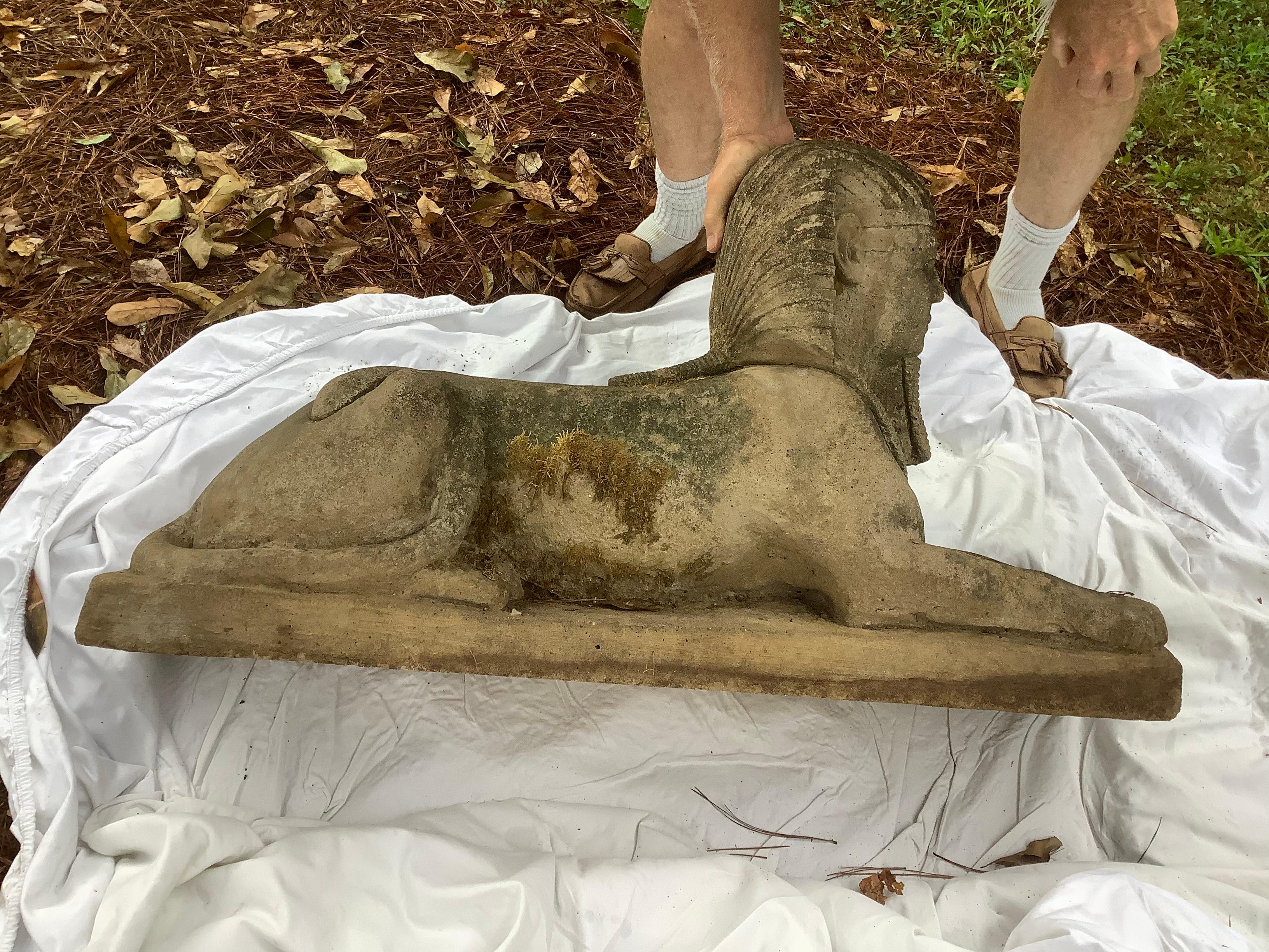 Paire de sphinx en pierre moulée Bon état - En vente à Marietta, GA