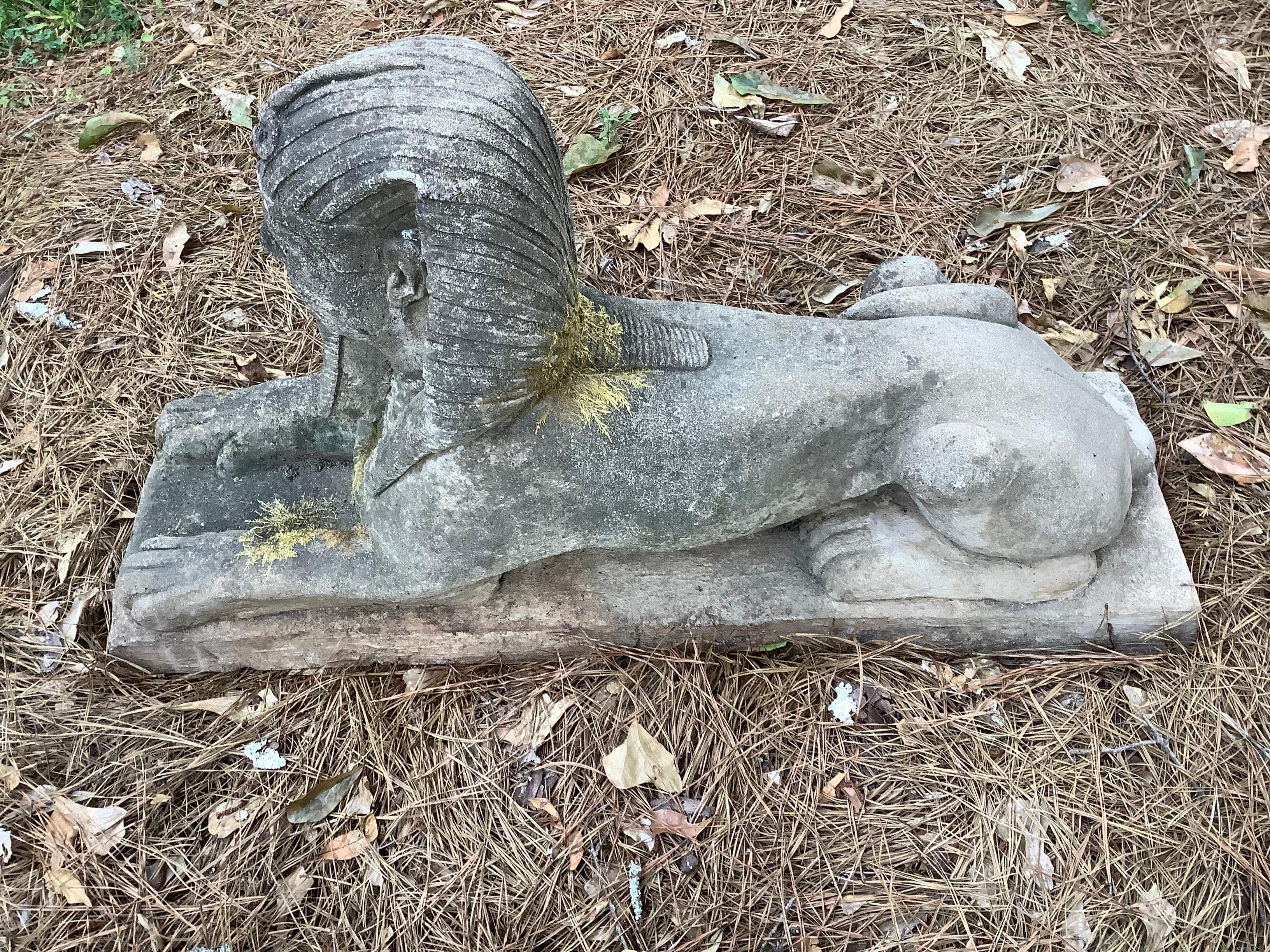 Paire de sphinx en pierre moulée en vente 2
