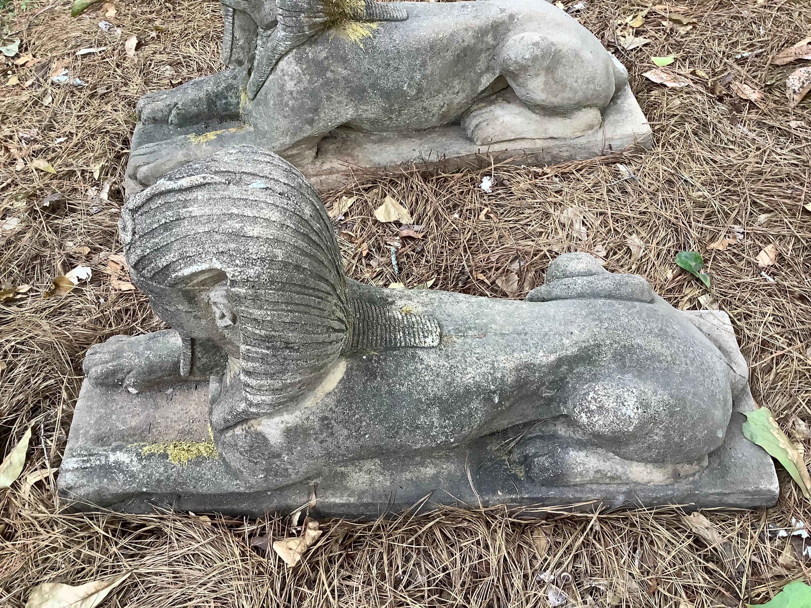 Paire de sphinx en pierre moulée en vente 3