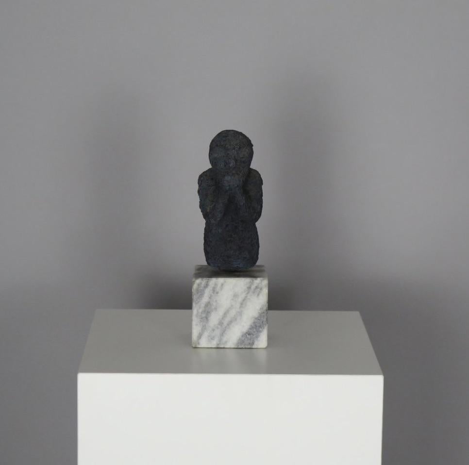 Gegossener Stein Surrealist figurative Skulptur auf Marmorsockel. Amerikanisch, um die Mitte des 20. Jahrhunderts.