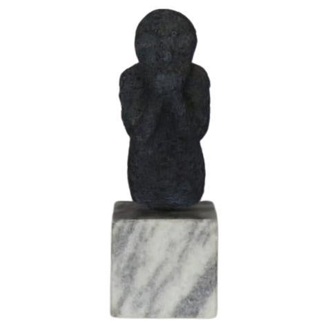 Surrealistische figurative Skulptur aus Gussstein im Angebot