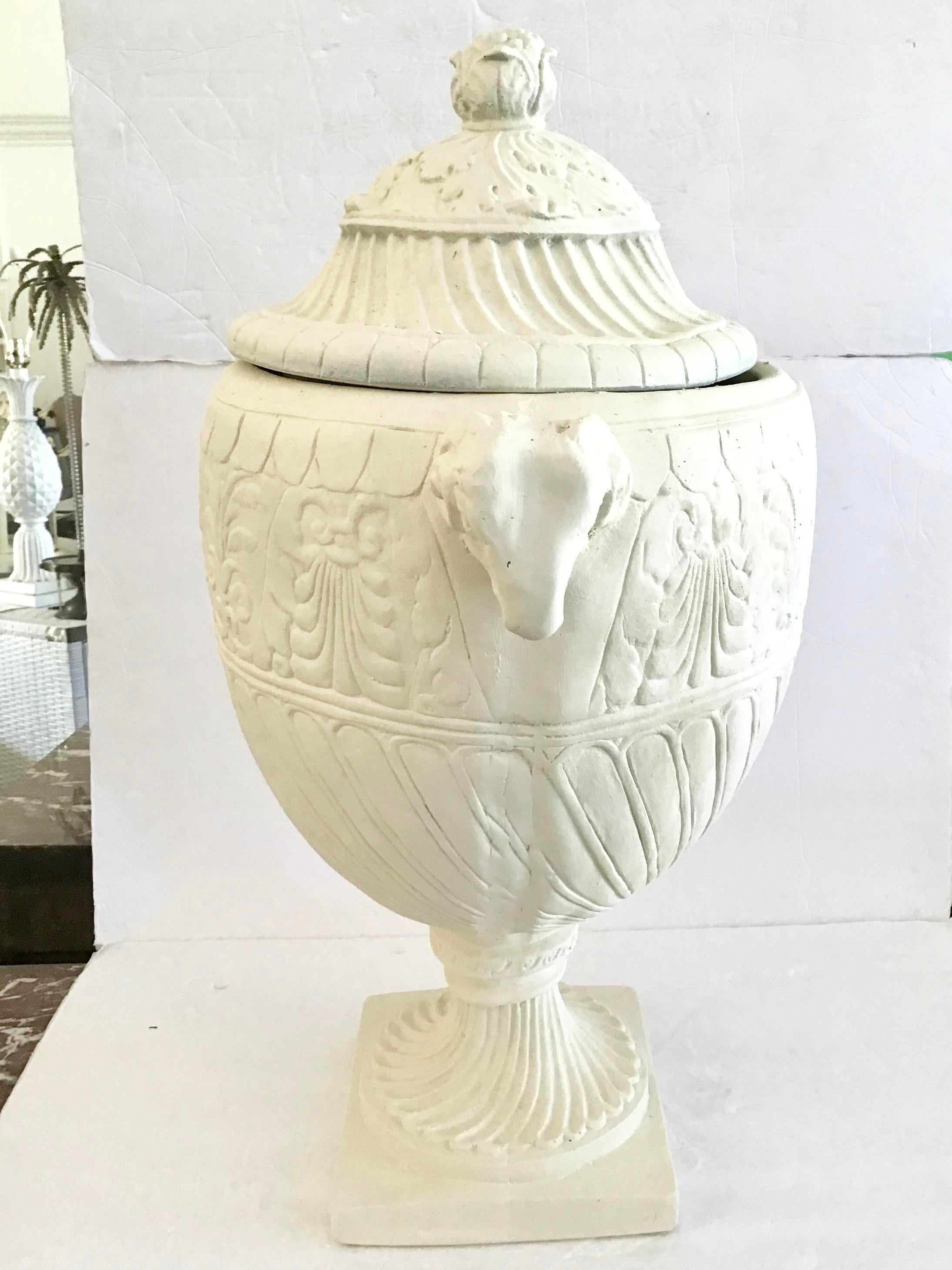 Gegossene Terrakotta-Urne mit Deckel (Sonstiges) im Angebot