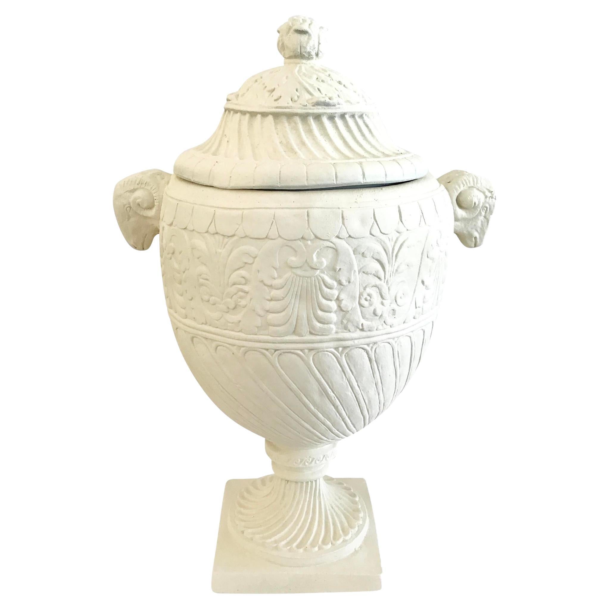 Gegossene Terrakotta-Urne mit Deckel im Angebot