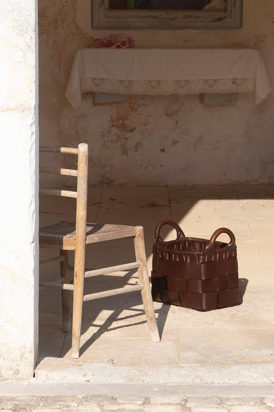 Imitation cuir Grand Pouf Castagno en cuir italien tressé au tannage végétal par Oscar Maschera en vente