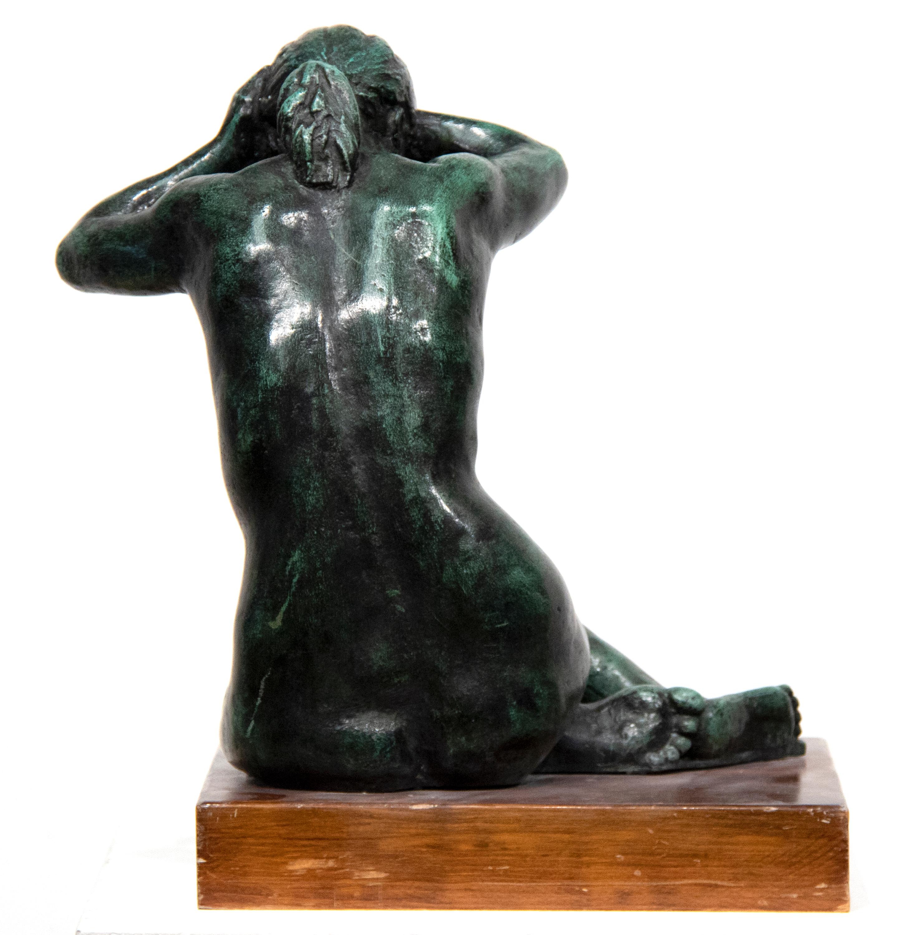 Mujer Peinandose (Gold), Figurative Sculpture, von CASTANEDA, FELIPE