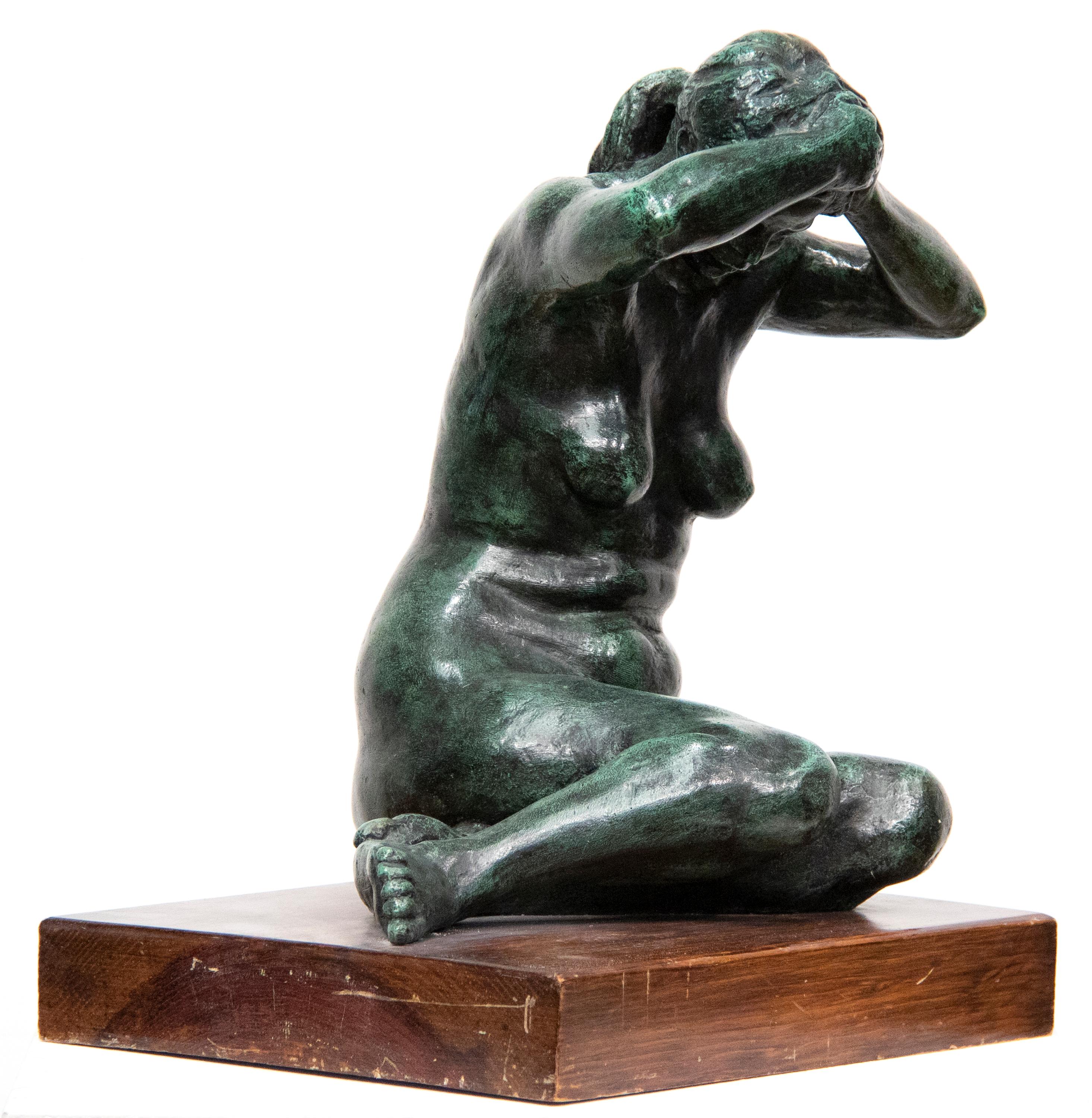 CASTANEDA, FELIPE Figurative Sculpture – Mujer Peinandose