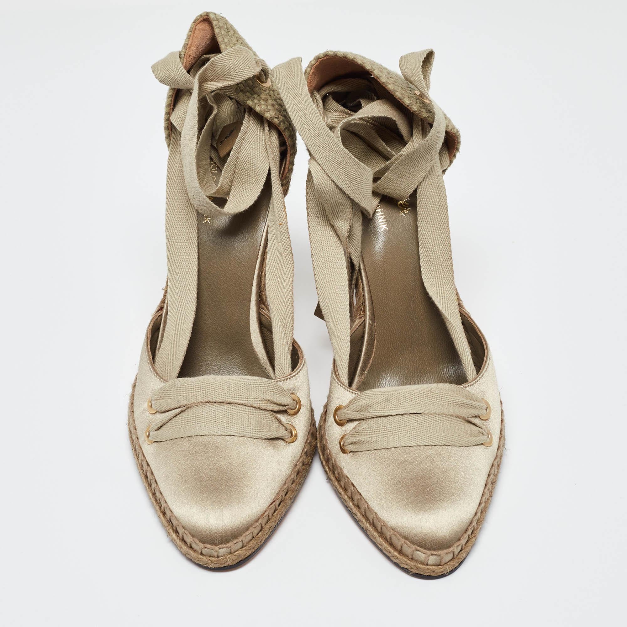 Castaner By Manolo Blahnik Beige Satin Canvas Espadrille Ankle Tie Pumps Taglia 38 In condizioni Nuovo a Dubai, Al Qouz 2