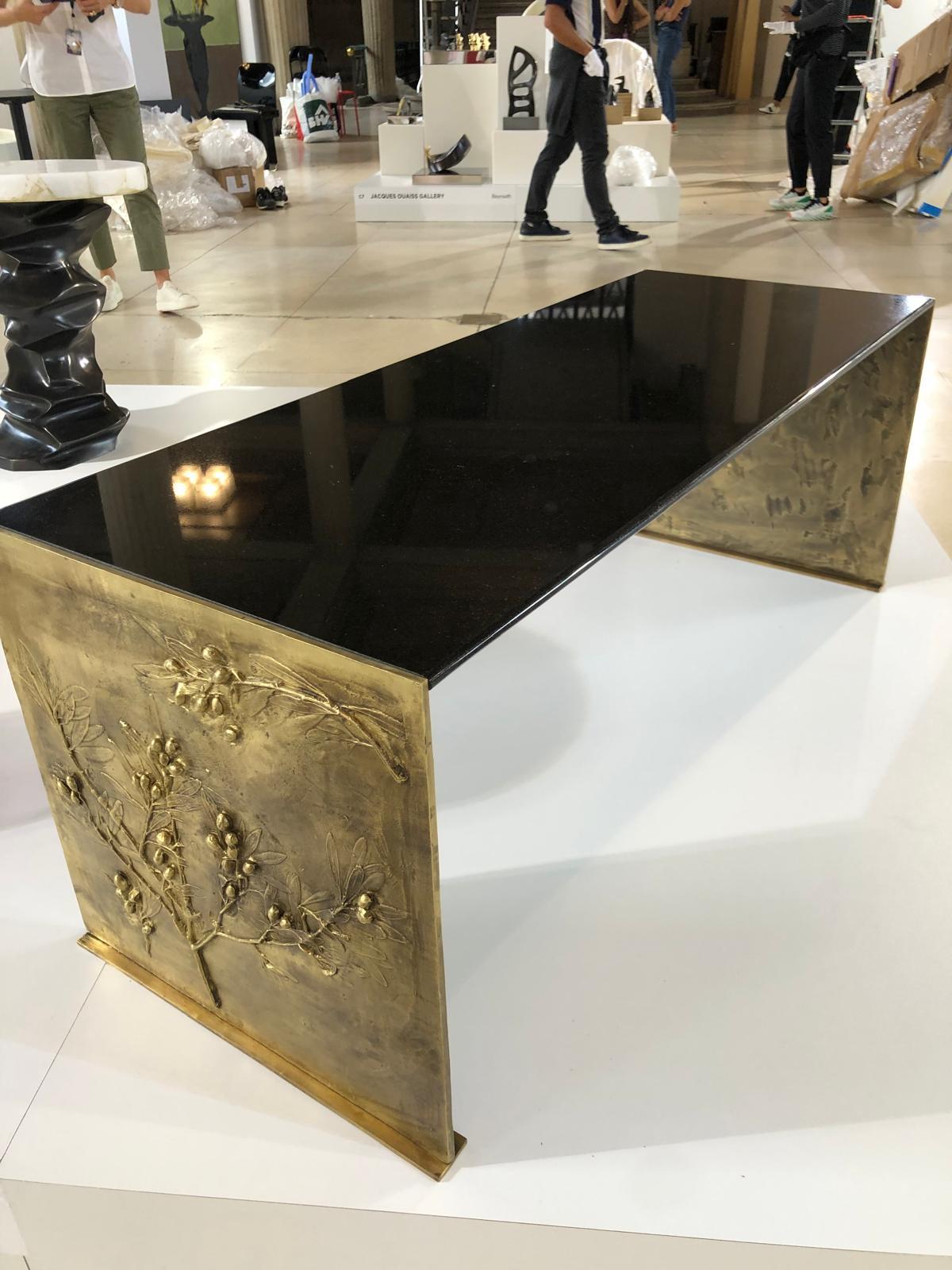 Noirci Table basse sculptée en branches d'olivier en laiton avec plateau en granit nuit en vente