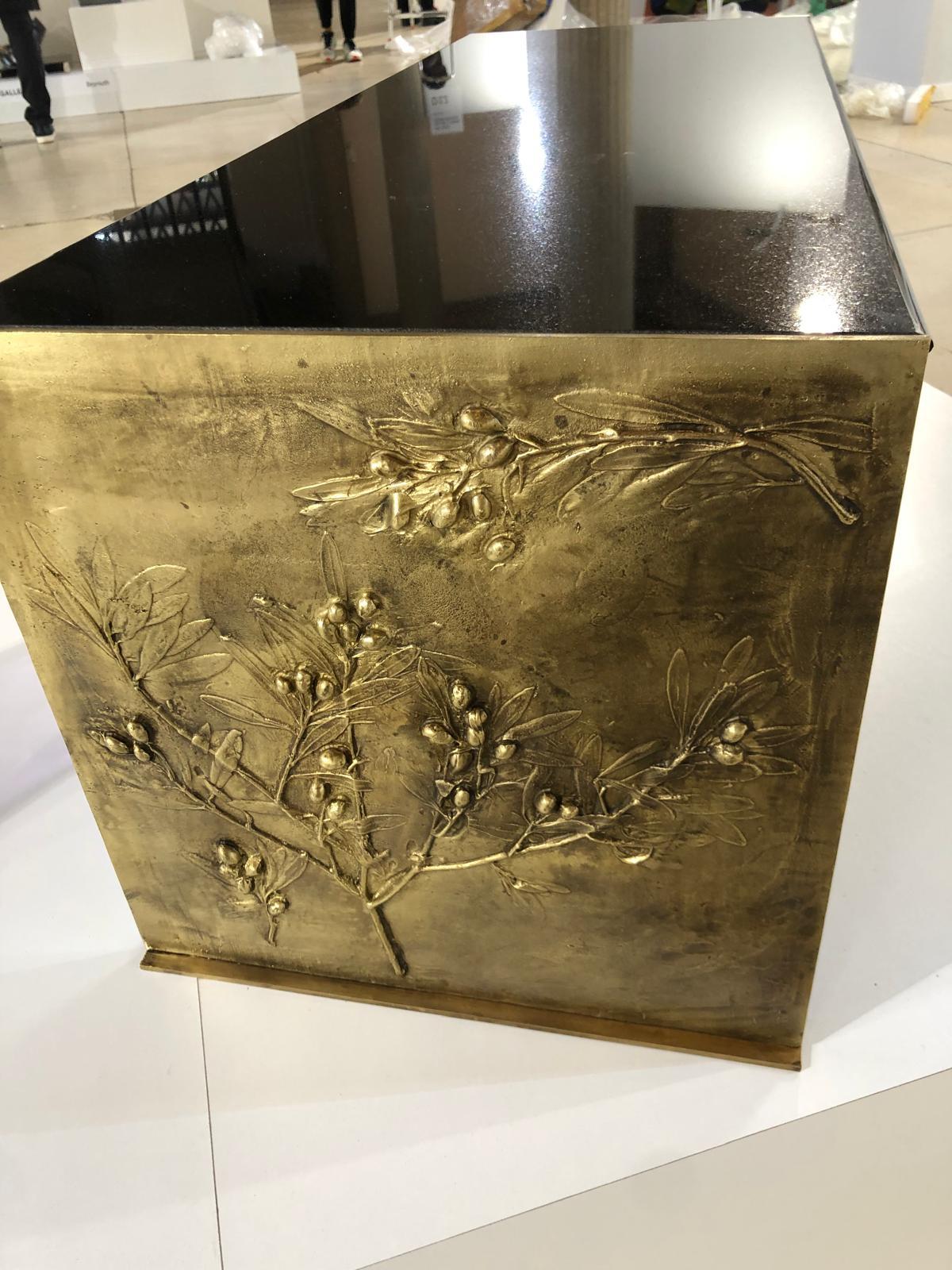 XXIe siècle et contemporain Table basse sculptée en branches d'olivier en laiton avec plateau en granit nuit en vente