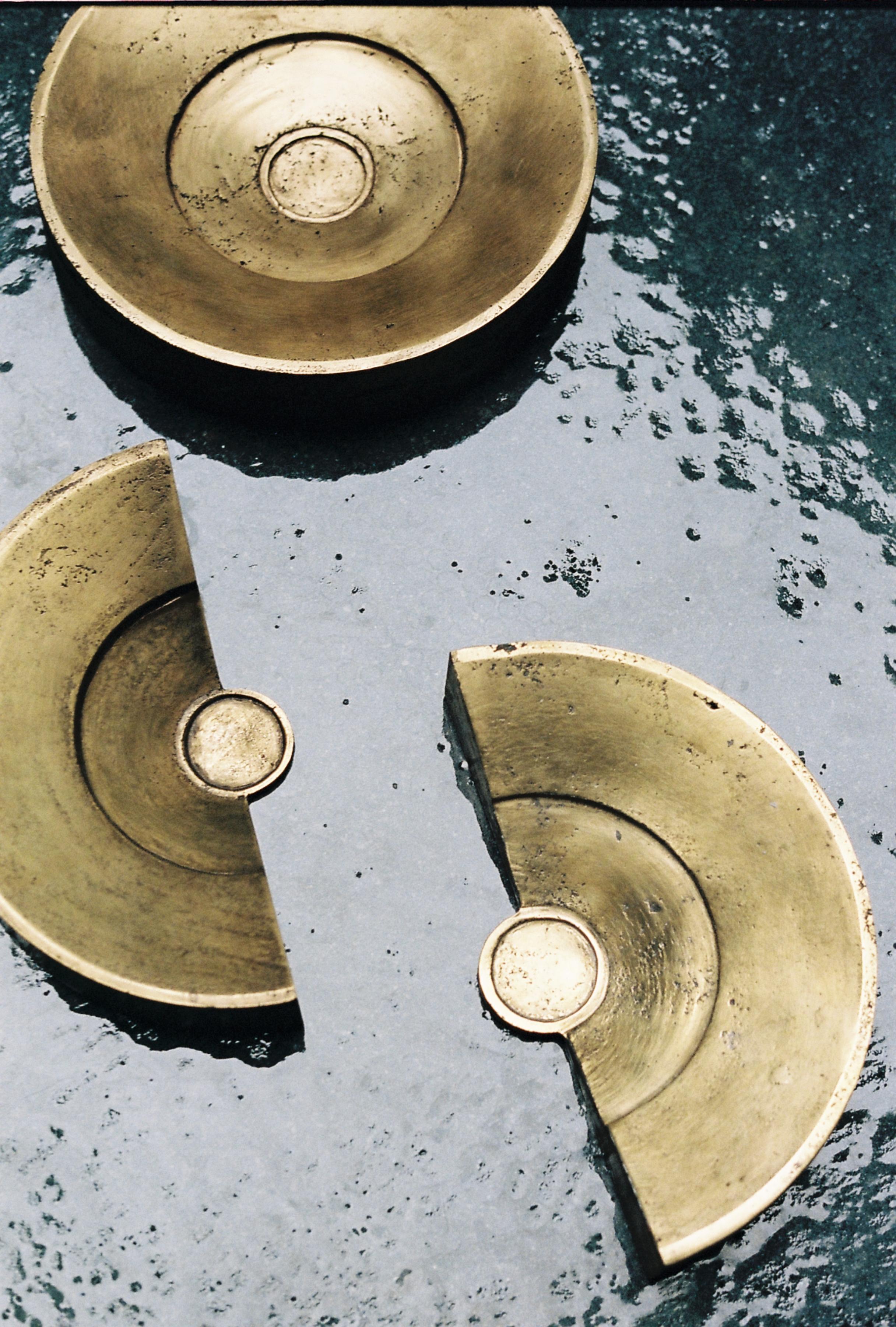 Cenote Objekt von C. Nuñez Hand patinierte Bronze gegossen
27,5D x 5,5H cm
10.8D x 2.1H in
DERZEIT AUF LAGER

Formal inspiriert durch das vorspanische Ballspiel
Die Cenote repräsentiert mit ihrer reinen Materialität die alte mesoamerikanische