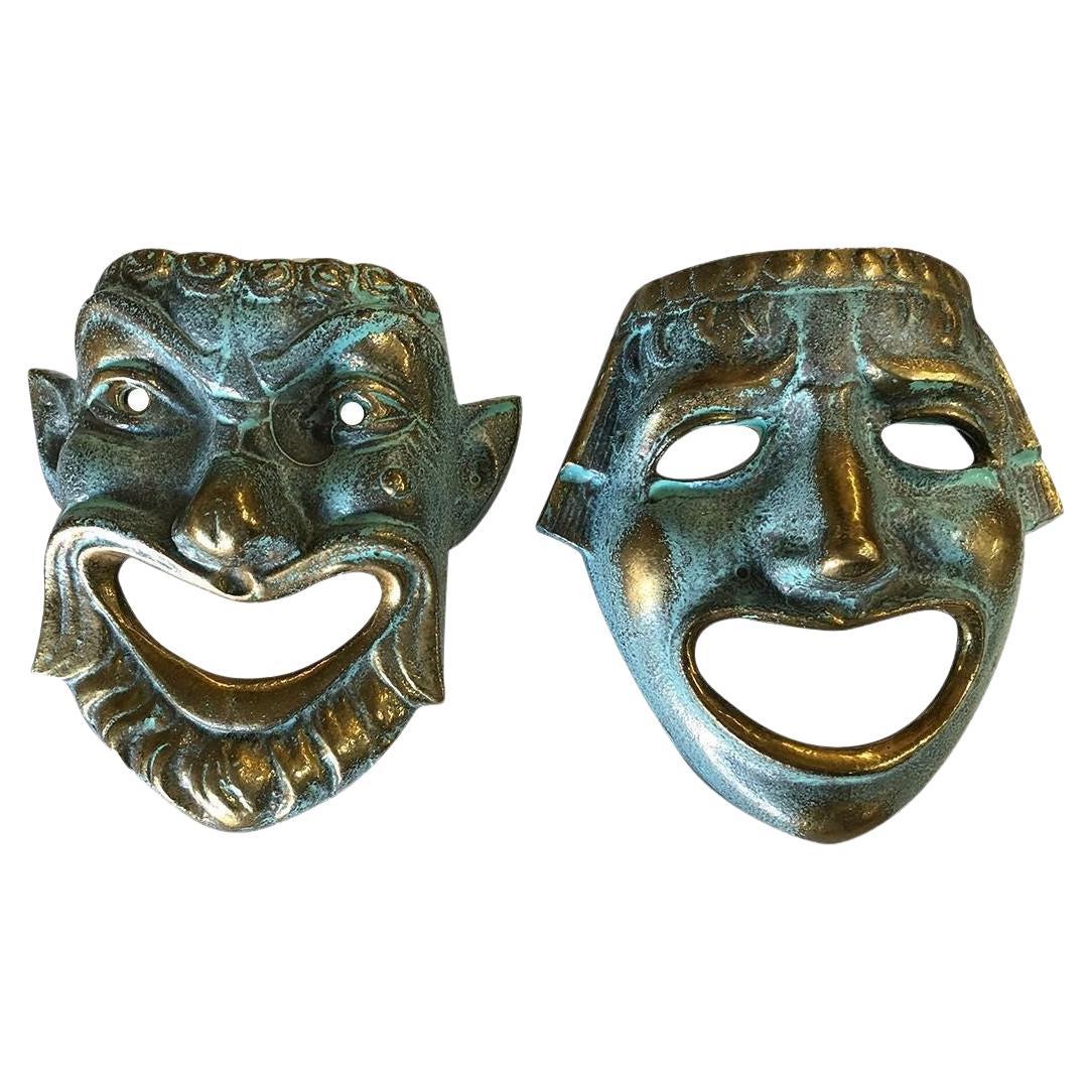 Paire de masques de théâtre de style romain en bronze moulé