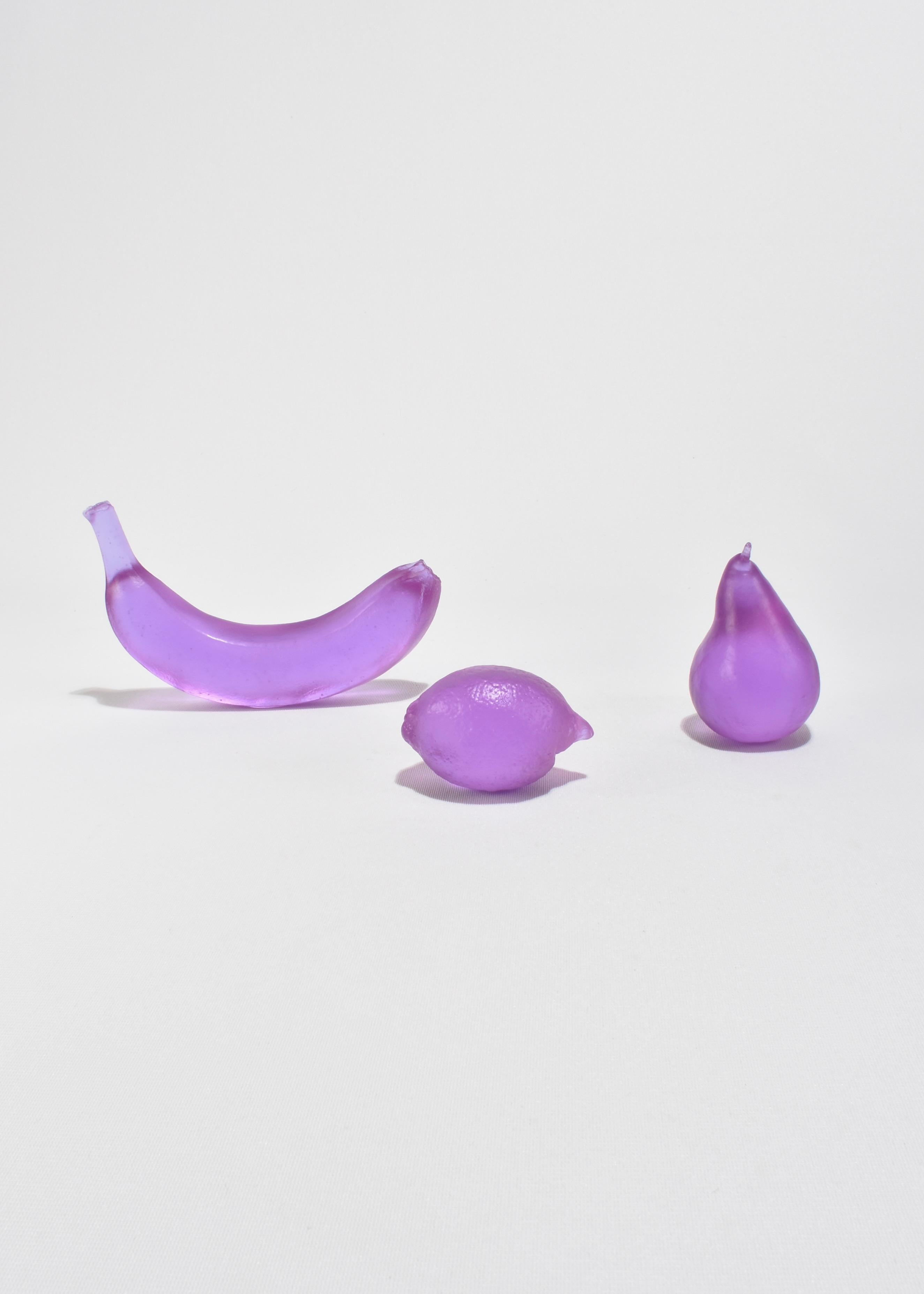 Banane en verre moulé lilas dichroïque par Devon Made, inspirée par les fabricants de fruits en verre soufflé et les collectionneurs des années 1960. L'approche légère et ludique des fruits de tous les jours contraste avec la lourdeur du verre de