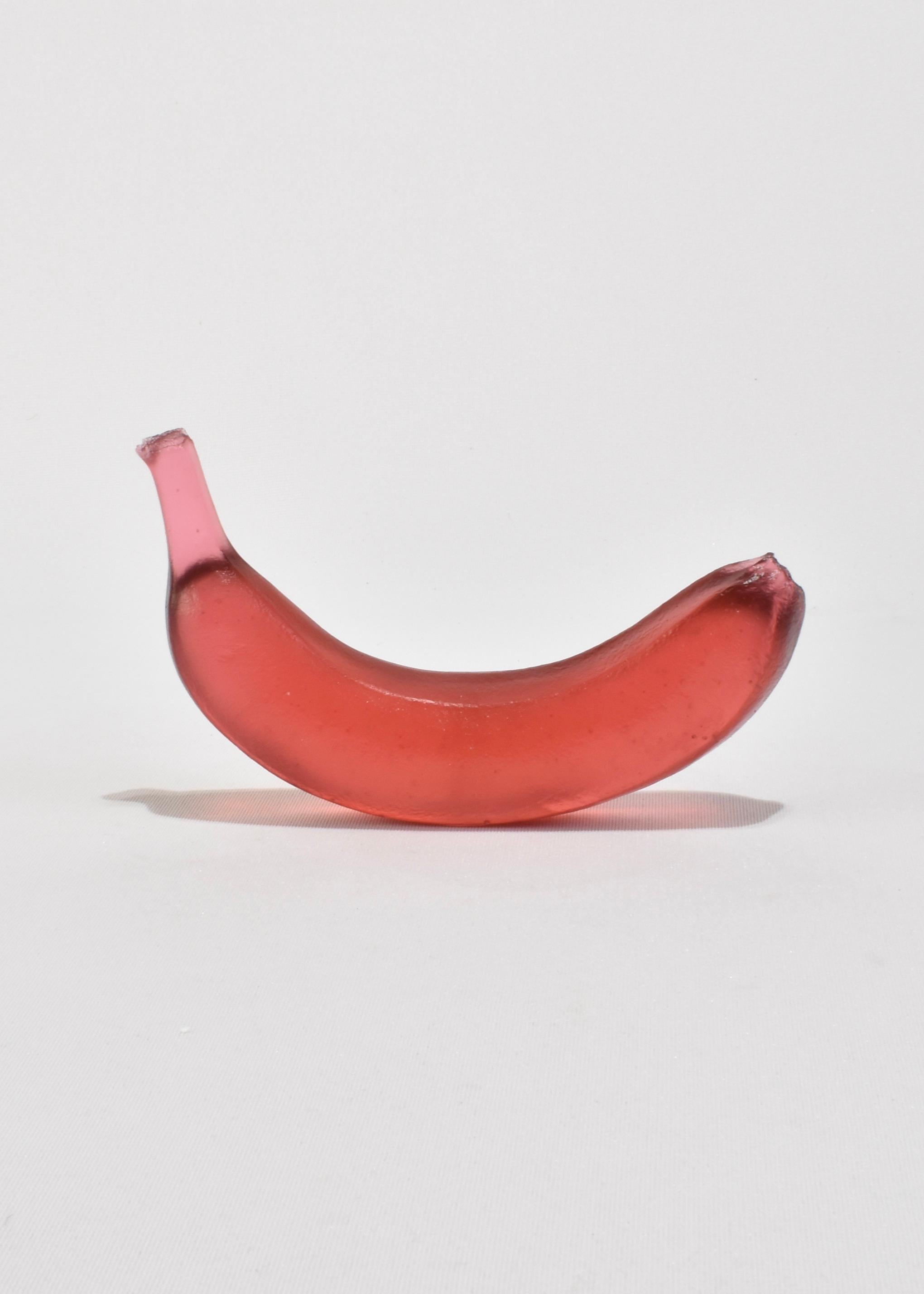 Banana scultorea in vetro, realizzata a mano ad Auckland, in Nuova Zelanda, dall'artista Devyn Ormsby. Fuso individualmente da una banana fedele alle dimensioni in una solida forma di vetro cristallino.

La forma a banana si erge da sola attirando e