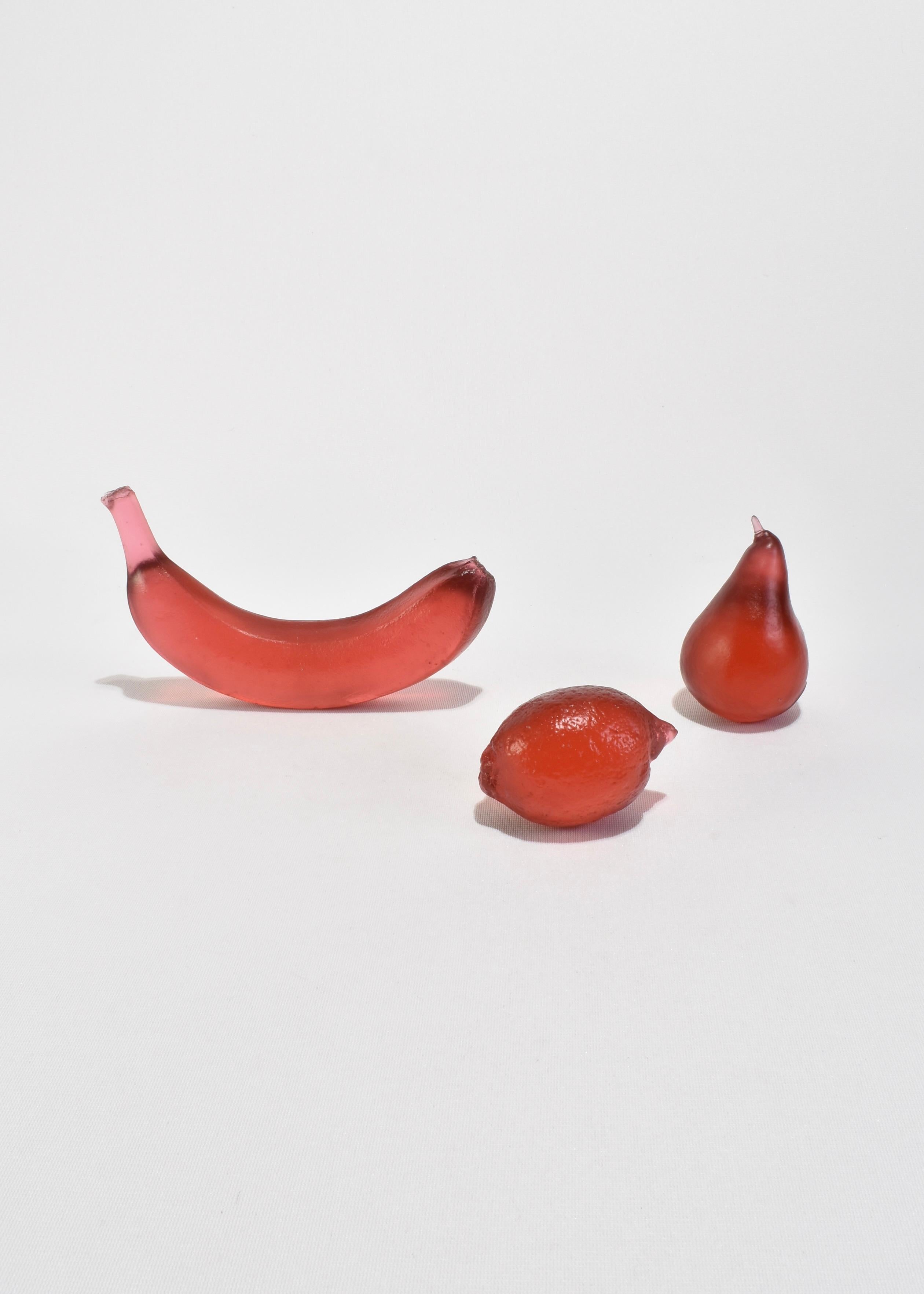 XXI secolo e contemporaneo Banana in vetro fuso in rubino in vendita