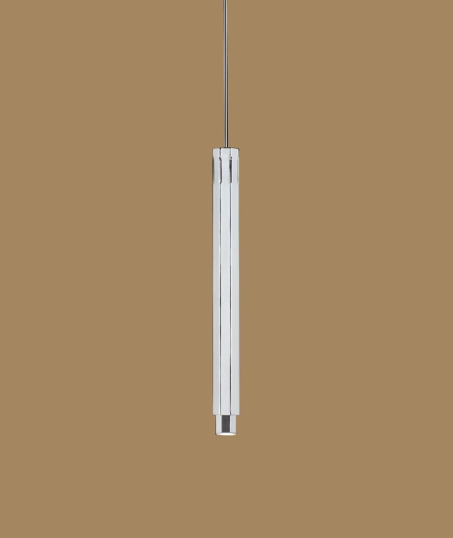 Lampada a sospensione Castel S1 Small di Euroluce Lampadari
Dimensioni: Ø 6 x H. 40 cm.
Materiali: Metallo e marmo.

L'alchimia della luce rivela le sfaccettature dell'architettura e le traspone nel design. La collezione si ispira all'architettura