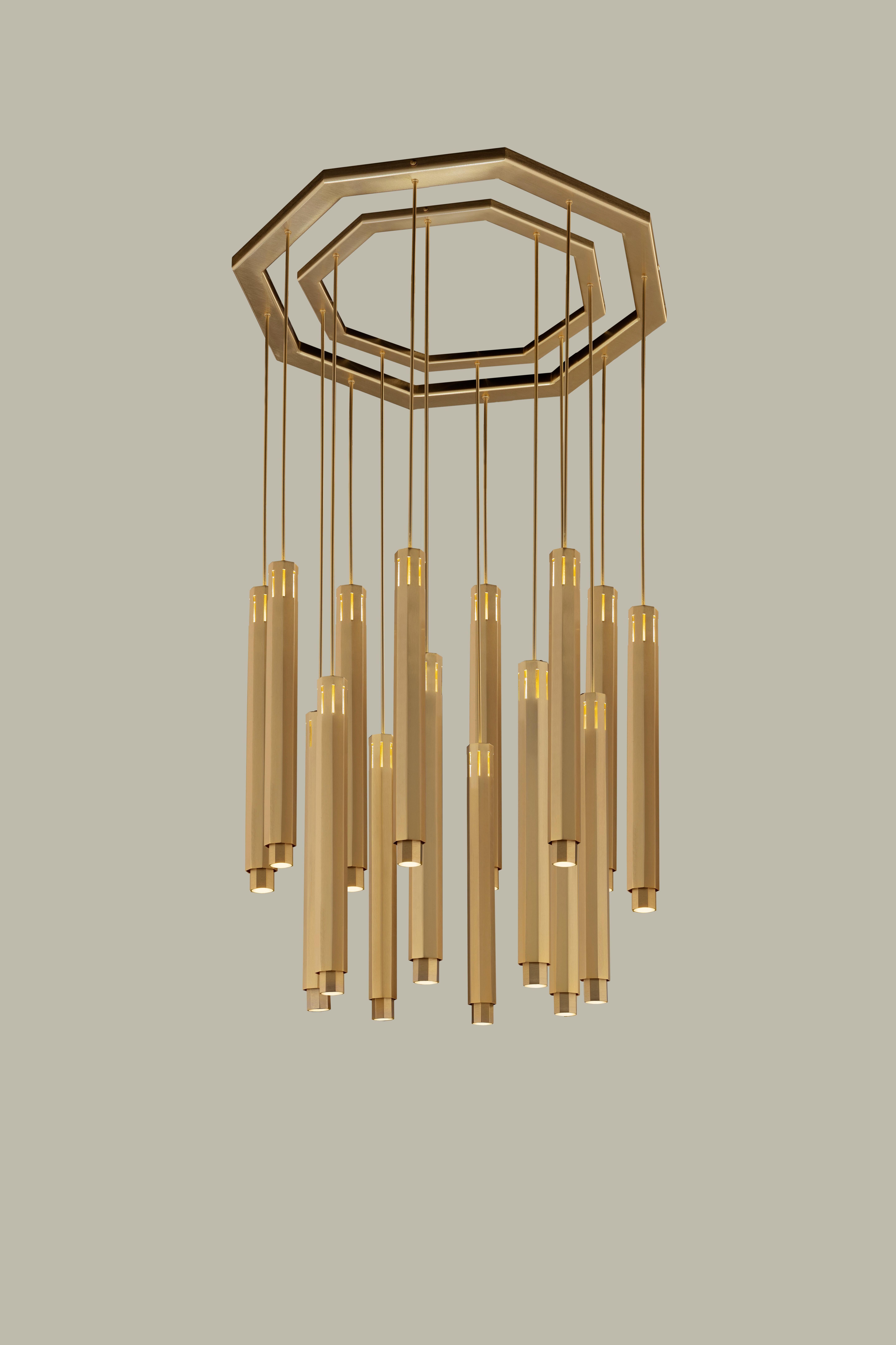 Lampada a sospensione Castel S16 di Euroluce Lampadari
Dimensioni: Ø 105 x H. 90 cm.
Materiali: Metallo e marmo.

L'alchimia della luce rivela le sfaccettature dell'architettura e le traspone nel design. La collezione si ispira all'architettura di