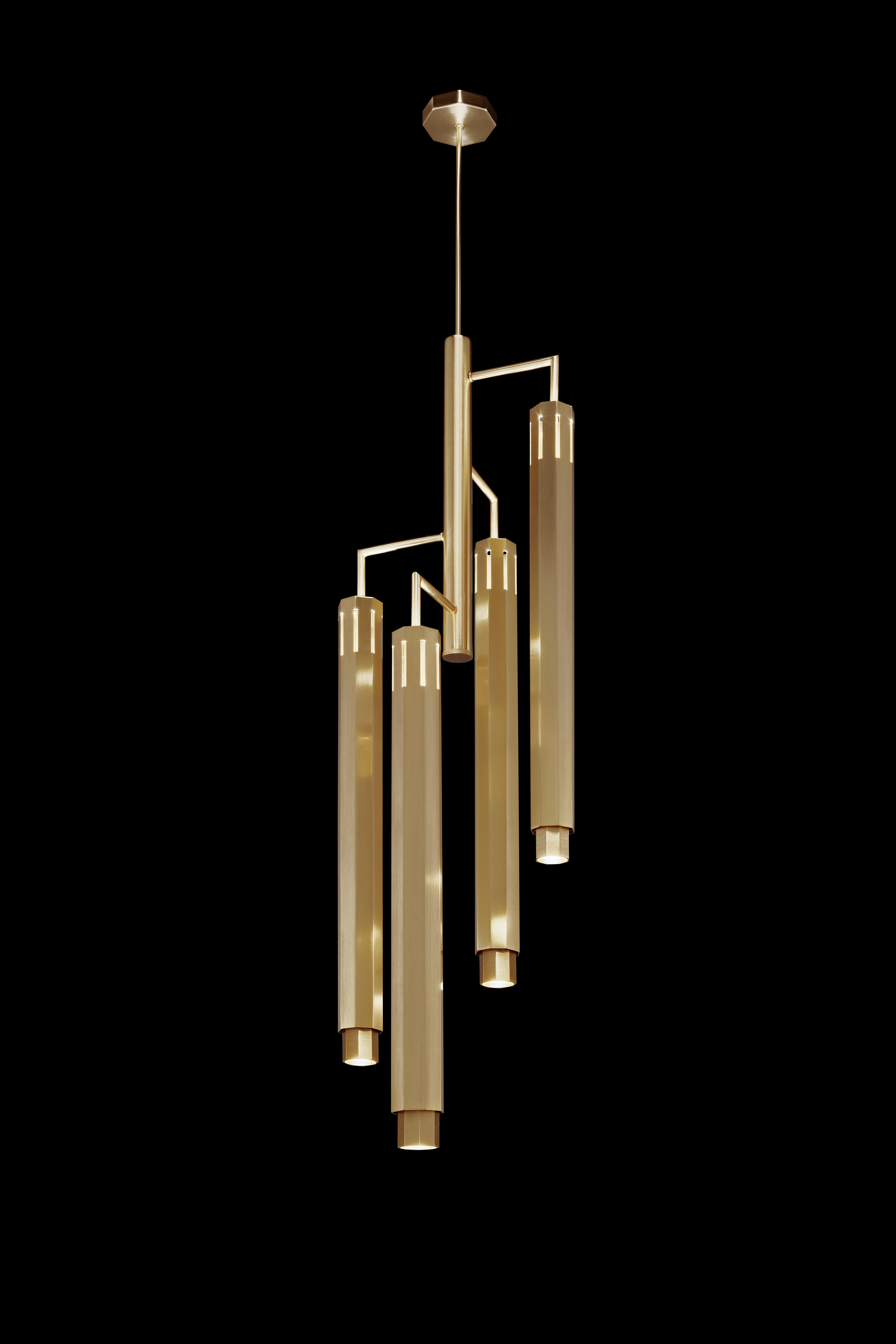 Lampada a sospensione Castel S4 Small di Euroluce Lampadari
Dimensioni: Ø 35 x H. 84 cm.
Materiali: Metallo e marmo.

L'alchimia della luce rivela le sfaccettature dell'architettura e le traspone nel design. La collezione si ispira all'architettura