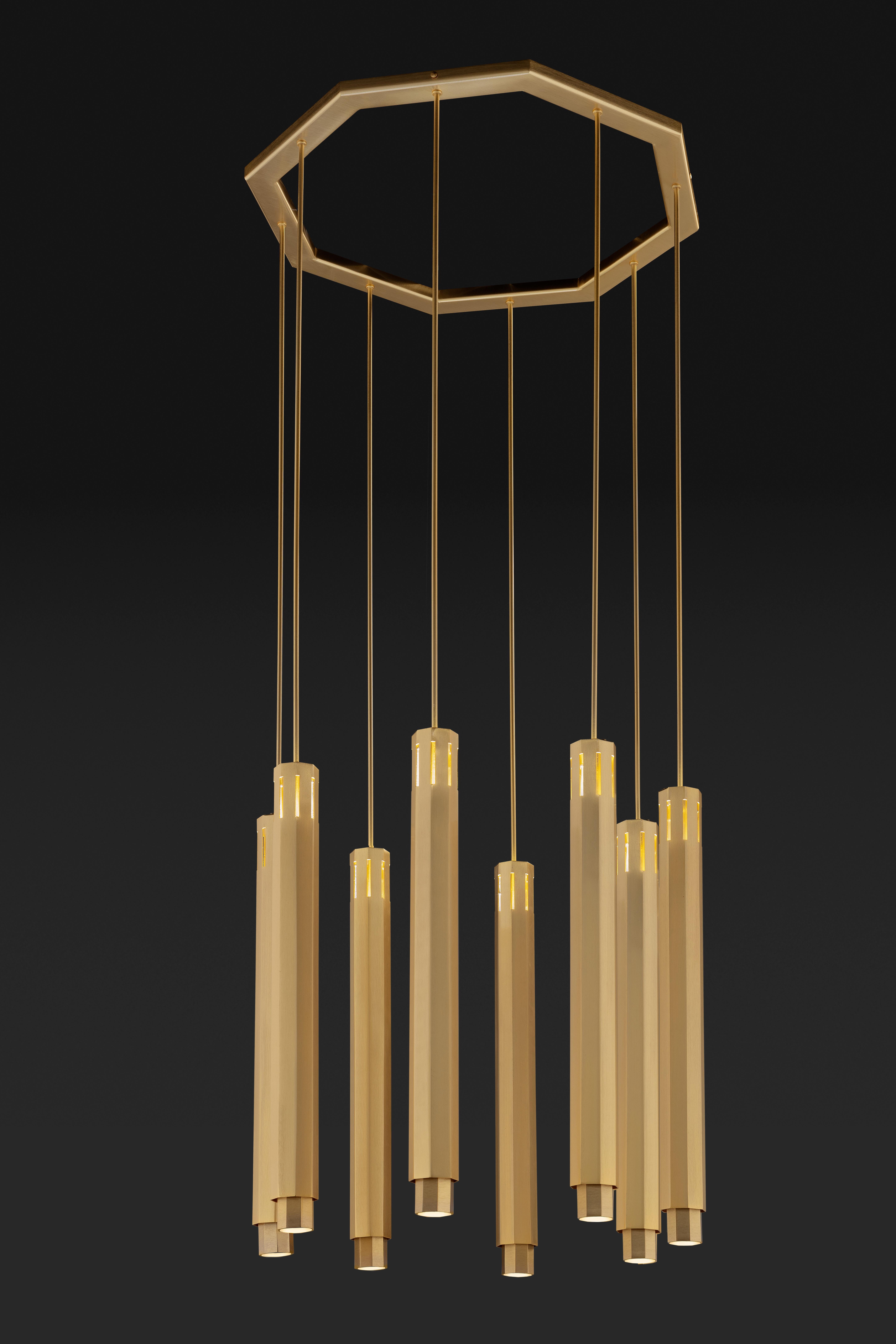 Lampada a sospensione Castel S8 di Euroluce Lampadari
Dimensioni: Ø 70 x H. 60 cm.
Materiali: Metallo e marmo.

L'alchimia della luce rivela le sfaccettature dell'architettura e le traspone nel design. La collezione si ispira all'architettura di