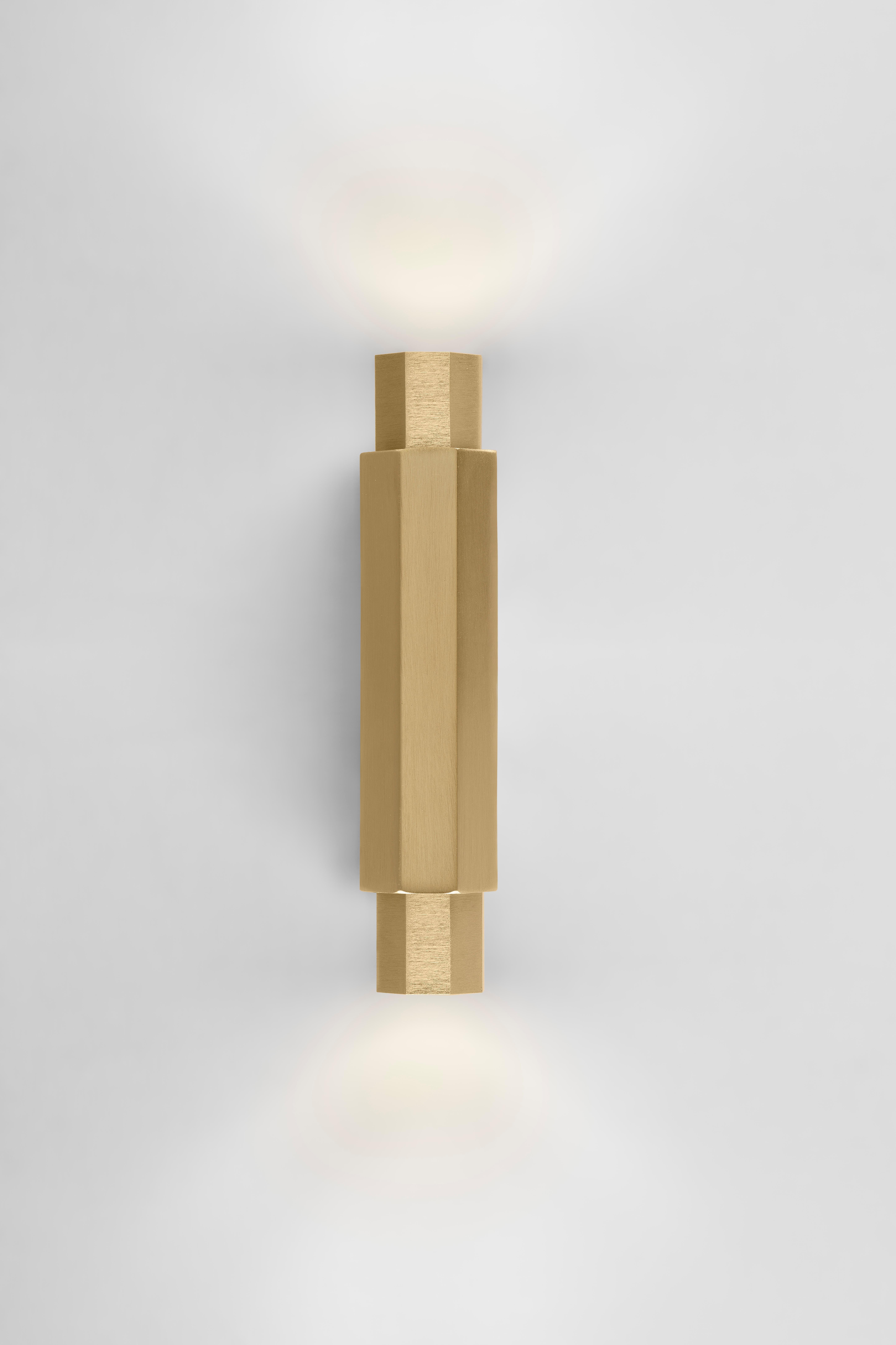 Lámpara de Pared Castel Oro Satinado by Euroluce Lampadari
Dimensiones: P 6 x An 9 x Al 28 cm.
Materiales: Metal y mármol.

La alquimia de la luz revela las facetas de la Arquitectura y las transpone al Diseño. La colección se inspira en la