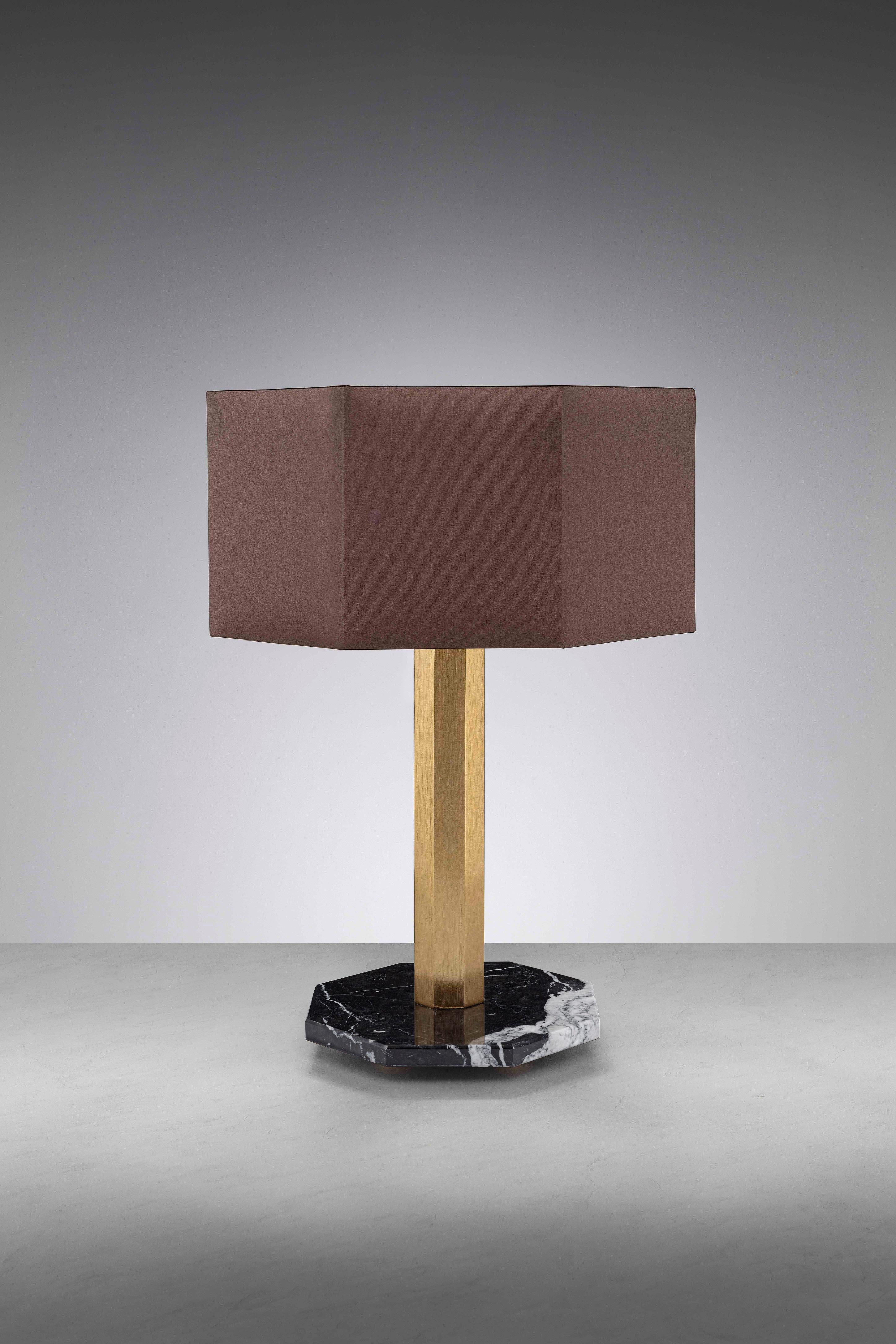 Lampe à poser Castel par Euroluce Lampadari
Dimensions : Ø 40 x H 58 cm : Ø 40 x H 58 cm.
MATERIAL : Métal et marbre.

L'alchimie de la lumière révèle les facettes de l'architecture et les transpose dans le Design/One. La collection s'inspire de