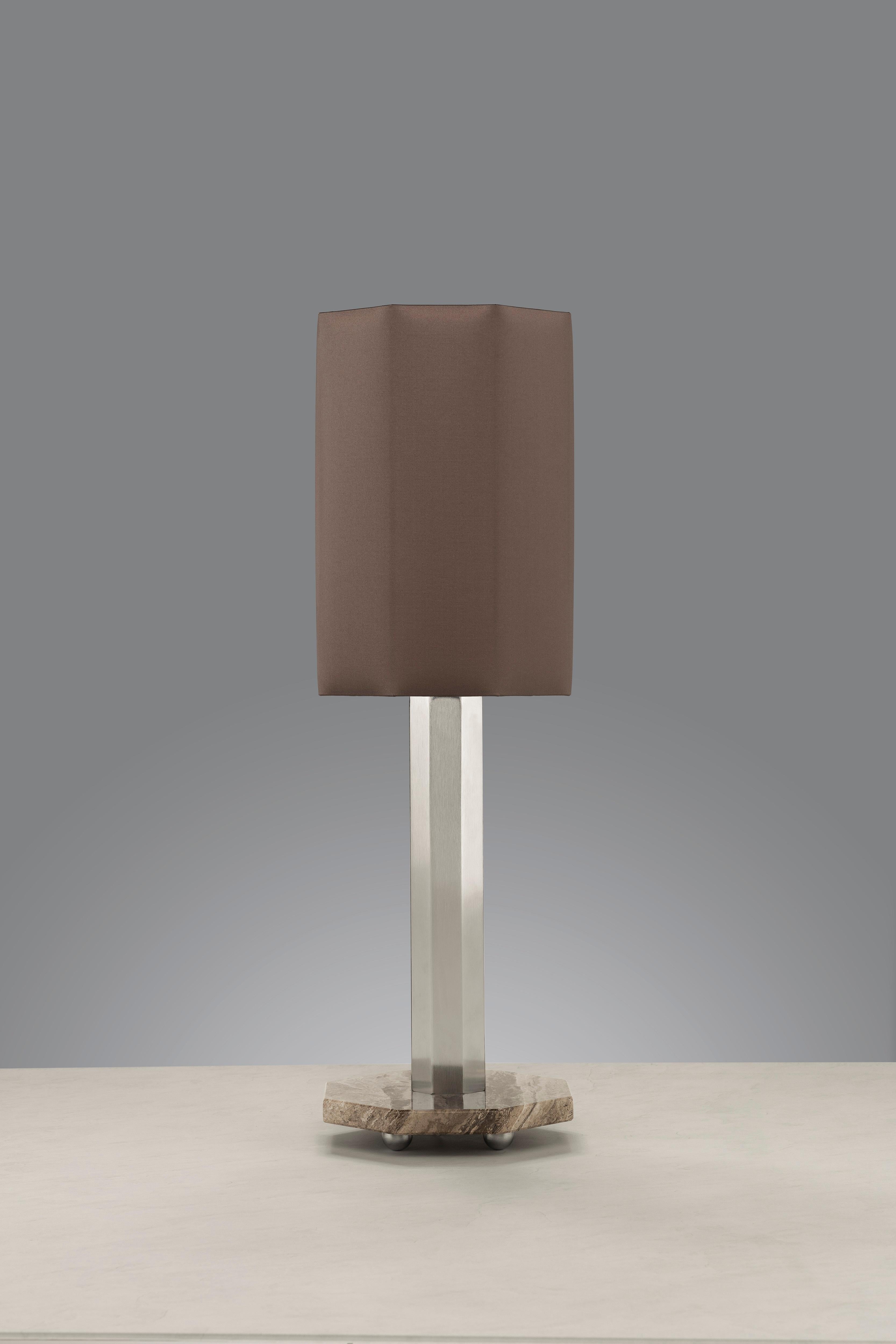 Lámpara de mesa Castel Tall by Euroluce Lampadari
Dimensiones: Ø 21 x A 70 cm.
Materiales: Metal y mármol.

La alquimia de la luz revela las facetas de la Arquitectura y las transpone al Diseño. La colección se inspira en la arquitectura de Castel