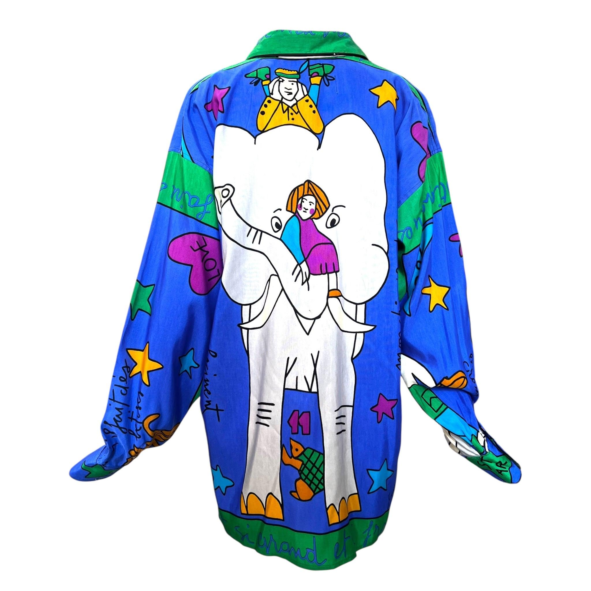 Un pezzo incredibile di Jean-Charles de Castelbajac, l'uomo dietro a molti momenti iconici della cultura pop. Questo bottone risale agli anni '90 e proviene dalla prima etichetta di JCDC, KO and Co. Questa stampa giocosa raffigura scene celestiali