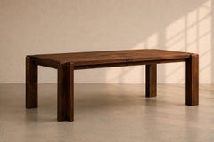 CASTELGAR Esstisch von AMBROZIA, massives Nussbaumholz und poliertes Messing (108''L)