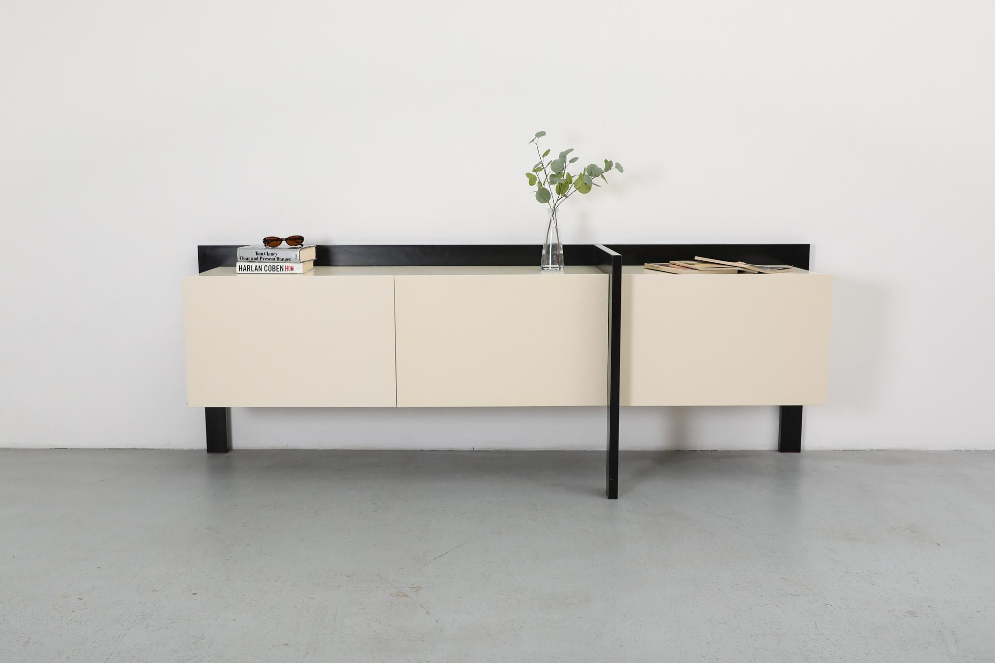 Incredibile e accattivante esempio di Post-Modernismo olandese, questa credenza asimmetrica è stata progettata dall'azienda Castelijn nel 1987. È un esempio lampante dei pezzi lungimiranti che definirono la produzione dell'azienda in quel periodo,