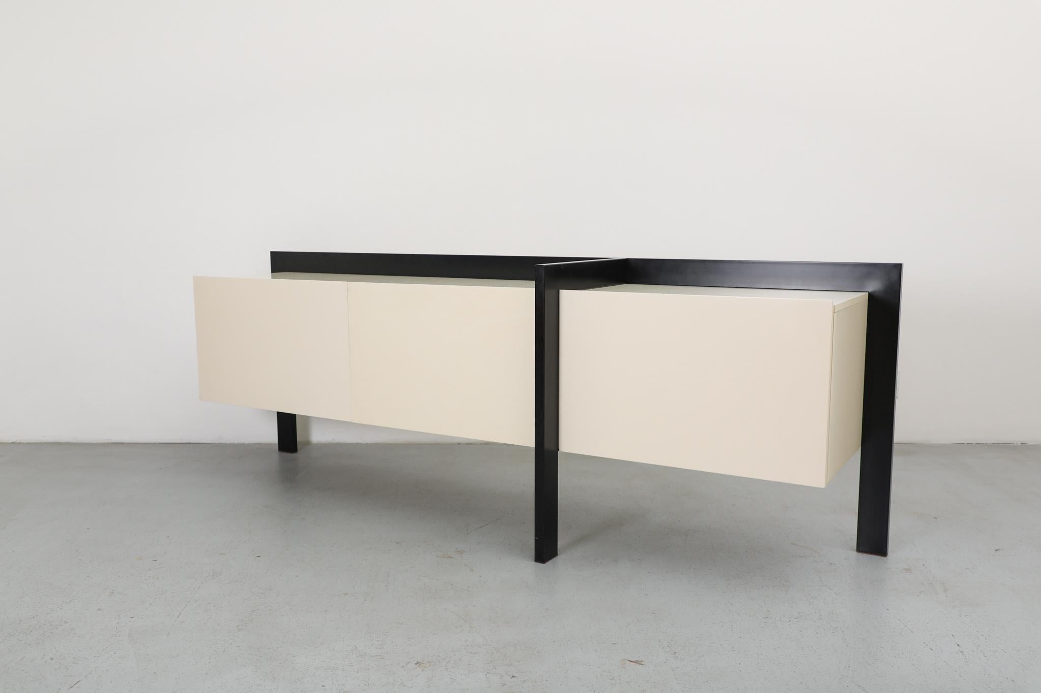 Metallo Credenza asimmetrica in bianco e nero di Castelijn, 1987 in vendita