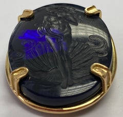 Broche de oro de 18 quilates Castellani Venus de ópalo negro de 42,06 quilates tallado a mano en calcografía