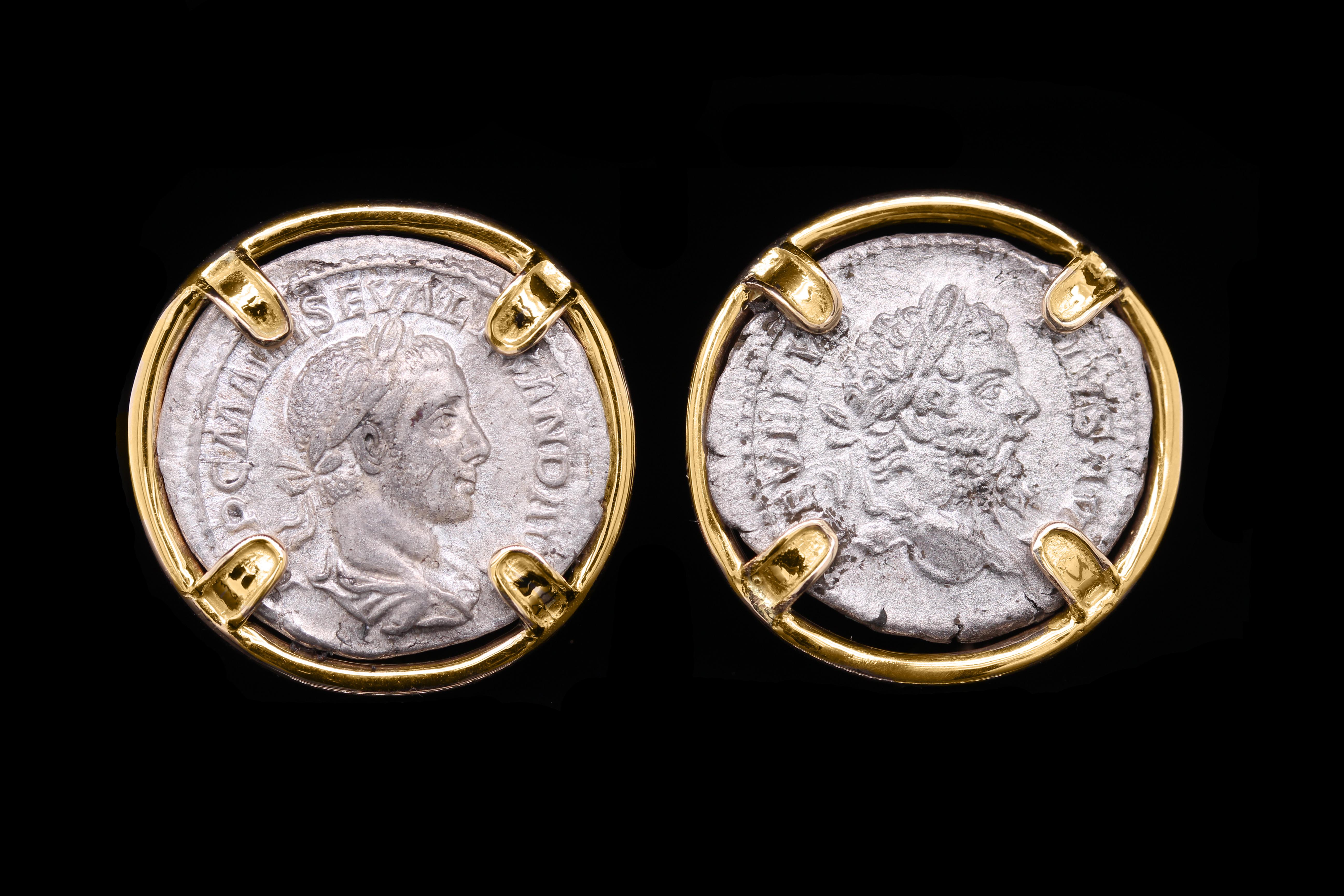 Cette paire de boucles d'oreilles est ornée de deux pièces de monnaie Denarius en argent de l'Antiquité romaine. Les boucles d'oreilles se posent à plat sur l'oreille. Les montures des boucles d'oreilles Apollo sont en or 18kt Castellani® Ancient