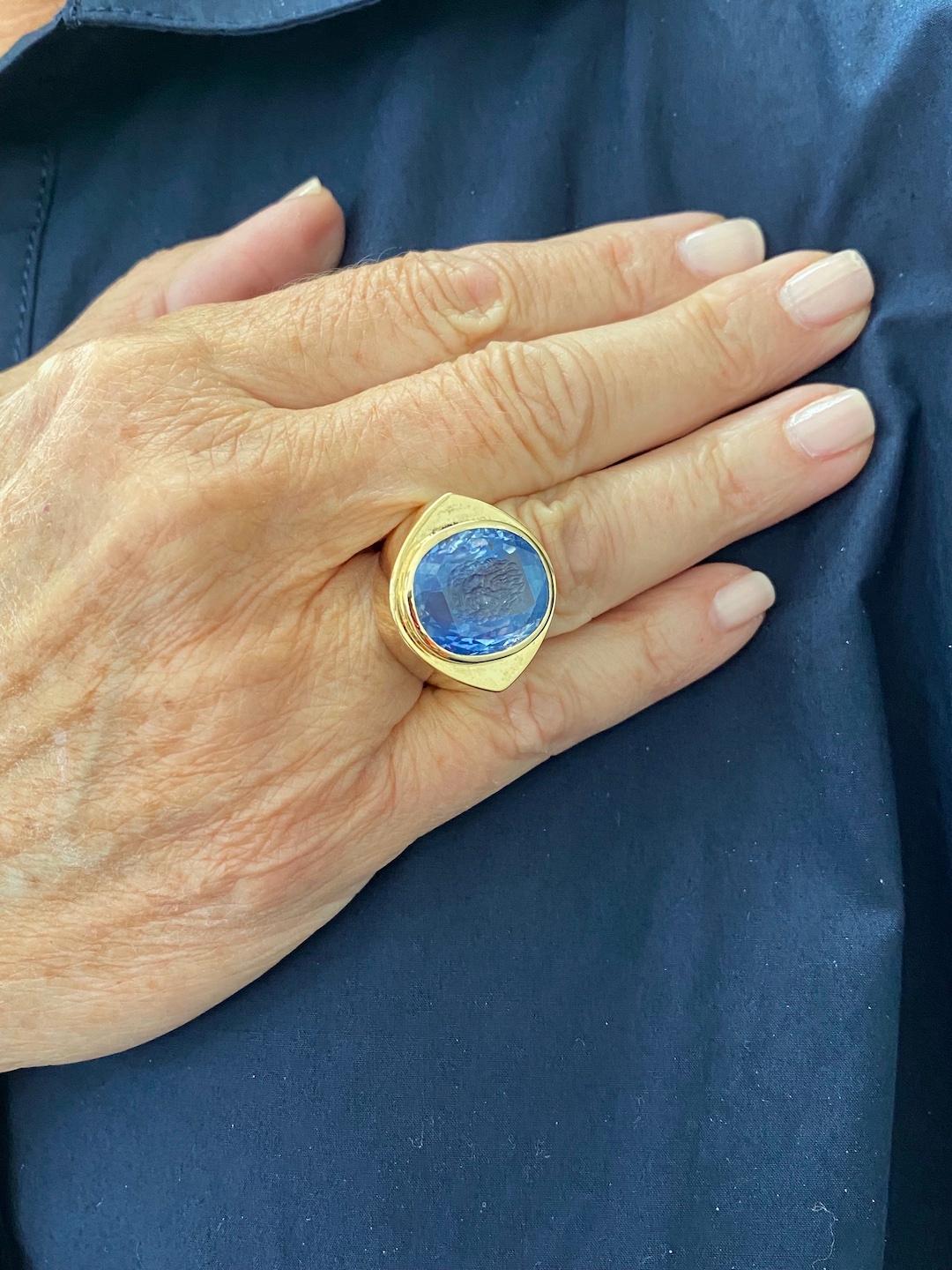 Castellani GIA 20.64ct Sapphire Hand Carved Intaglio 18kt Ring In New Condition For Sale In New York, NY